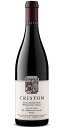 [魅力的] オレピノ ■カレラの初代醸造チームを支えたキー・パーソン作【Cristom Pinot Noir "Mt.Jefferson Cuvee" 2021】 《　オレゴンに心傾がせるピノ　》 ◎カレラの礎を築いた初代メーキング・チーム、その中心となった人物が醸造家スティーヴ・ドナー。彼がオレゴンで手掛ける、飲食店支持率No.1オレ・ピノ…それがクリストム。 2015年～2020年と目下6年連続W＆S誌年間TOP100【ワイナリー・オブ・ジ・イヤー】選出中のクリストム。 2017年にはアドヴォケイトから【Best Oregon Winery 2017】にノミネートされ、2019年にはスペクテイター【TOP100】選出という圧巻の戦績。そして、、、 【 2023.8追記 】 当’21年のマウント・ジェファーソン・キュヴェが、インター・ナショナル・ワイン・レビューより【97点】を受賞しました！ 一方価格はというと、周囲の名門たちが値上がりを続ける中、税込みでも…の5000円台をキープ。相対的なお値打ち度は上がる一方です。いつ飲んでも美味しいあたりも魅力。完熟系なのにクリーンさを感じさせる、美しき果実味が堪りませんよね。 ◎対カリ・ピノとしても同様です。その優れたコスパ。 2013年6月に開催された、カレラの正規インポーターが主催するカレラ6種単一畑の比較試飲会。何れも各畑のキャラを存分に表現しており、参加された皆様方からも各々「自分の好みは…」との会話が聞こえましたが、個人的には「もしもここにクリストムが並んでいたら…」なんて事を想像してしまいました。 カレラのラインナップに紛れ込ませることがもしもできたなら、バイヤーの皆様もきっと驚かれたのではないでしょうか…「クリストムだと、こんなに美味しいピノが一番格下なの？」って。 因みにカレラとクリストムのスタンダード版は、正規輸入元定価がだいたい同価格。ただ、カレラが100％買い付けブドウを使用しているのに対し、実はクリストムのアプローチ版である当ボトルは半分が自社畑産なんですよね。 フルーツ・ソースである5つの畑、アイリーン、ジェシー、ルイーズ、マージョリー、ポール・ギャリーは、何れもシングルになると輸入元定価一万円ほどの高級高品質品。それらの果実の流用品であるMT.ジェファーソンが美味しいのはある意味当然でしょう。 ブレンドによりかえって複雑味が増すのか、’16年のように、上位シングル超えを果たしてしまうことも、1度や2度ではありません。 ▼クリストム・ヴィンヤーズ（Cristom Vineyards） 設立者であり現オーナーのポール・ゲリーは、フランスへ旅行した際にブルゴーニュの伝統的な葡萄栽培を目の当たりにし、これに感銘を受けて自らもワイン造りの道へ進みました。当時は東海岸に住んでおり、拠点を移すにあたり、フランスでの経験を積んだ彼の目に完璧なピノのテロワールと映ったのはカリフォルニアではなくオレゴンでした。一家とともに1991年に移住すると、ワイナリーを設立。二人の息子であるトムとクリスの名をあわせ、『クリストム』 と命名。スティーヴ・ドーナーをワインメーカーに迎え入れるとめきめきと頭角を現し、現在ではオレゴン屈指のピノ生産者として、また全米最高峰のピノ・メーカーにまで躍進しました。現在ポールは引退し、息子のトムが後を継いでいます。 ▼スティーヴ・ドーナー（Steve Doerner） ワインメーカー…という名よりも「ワイングロウワー」と呼ばれる事を好むスティーヴ・ドーナーは、UCデイヴィス校でも醸造学ではなく、微生物学の学士号を手にした人物。彼の持ち味はニューワールドの近代的テクと、全房プレスやネイティヴ・イーストの使用などの、オールドワールドの伝統的手法との融合。「シルキーなフィネスと、深みあるパワーを併せ持つことができるのはピノが唯一／ピノ独特のハーモニーは他の品種では得ることができない。」と語り、この品種をこよなく愛します。草創期から14年もの間、『カレラ』 で中心人物として活躍。偉大なるカレラ・ピノの根底を築き上げたのは氏と言っても過言ではありません。カレラ退社後、次の舞台とした先がクリストムでした。 ところで、冒頭にて「飲食店支持率No.1ピノ・ワイナリ」と書きました。これについては、W＆S誌が年に一度発表している【レストラン・ポール・アワード】での快挙を指します。 ▼レストラン・ポール・アワード5年連続＃1 クリストムを讃えているのはプロ・テイスターだけではありません。その信頼度は、飲食業界内でも絶大。 前期で30周年を迎えた、ワイン＆スピリッツ誌のレストラン・ポール・アワードは、同誌がザガット・サーベイ掲載レストランを対象として送付したアンケートの結果を元に、業務筋での人気度をランキング形式で発表したものです。 カベルネ部門ではシルバー・オークやジョーダン、メルロー部門ではダックホーンらが常勝軍団のイメージがありますが、ピノ・ノワール部門において、2016〜2020年度版と、オレゴンNo.1に輝く圧巻の人気者こそがクリストム。 話題性といったものよりも、いつ飲んでも美味しい安定感、誰にも愛されるターゲット層の広さ、そしてヒート感無き食事の邪魔をしないスタイル…そういったものが重視される飲食業界から直近8年で七度のオレゴンNo.1…とはまぐれで手にできるものではありません。 ◎マウント・ジェファーソン・キュヴェ（Mt. Jefferson Cuvee） マウント・ジェファーソンとはオレゴンを代表する山の名前であり、ワインとしてはクリストムのスタンダード版。使用果実は年々自社畑比率があがっており、最新’19年では50％まで来ました。 残りの買い葡萄にしても、クリストムのヴィンヤード・マネージャーであるマーク・フェルツが自ら所有する『フェルツ・ヴィンヤード』、隣接する畑で、栽培管理はクリストム自身が行う『タンカレラ』などが含まれ、作法的には自社畑のようなもの。 更にはオレゴンのピノ・レジェンド、ケン・ライトが所有する『カナリー・ヒルズ』も名を連ねます。こうなるともうアプローチ版というより、マルチブレンド・キュヴェ。 46％全房、100％ネイティブ・イースト使用。プレスは軽めに留め、樽への移動はポンプを使わず重力で。フル・マロ。新樽比率20％の仏産樽で11ヶ月熟成。清澄には卵白を使用。無濾過。度数13.5％。 ◎International Wine Review（2022.11）より　【IWR97点】 「I’m incredibly impressed with the 2021s coming from the Cristom Estate, and this one is a perfect example of the phenomenal wines from the vintage. The Mt. Jefferson Estate Pinot Noir was just recently released, but it feels ready to drink now with impeccable balance, structure, and length. Notes of wild huckleberry, toasted anise, perfumed flowers, spiced red plum, and a hint of tangerine zest combine beautifully on the tongue. Delivering perfect balance, mouthwatering acidity, and rounded tannins, this will be a fun wine to watch over the next ten years to see how it evolves with age.」 開けたてはぐぐっと内に締まった（閉じた）印象がありますが、時間の経過で熟した程よい果肉味のあるチャーミングでセクシーな果実の旨味が広がります。 スモーキーなオークバニラとの美しい調和があり、フィニッシュにはいかにもオレゴン・ピノにある繊細かつクリーンでエレガントな大人の印象。 ふっくらした果実味にはラズベリーやアメリカンチェリーがあり、スパイスや森の香りを伴ったシナモンやクローブ、リコリスなど多彩なハーブの香味が混在。 艶やかな酸味と適度なミネラルが全体の甘やかな華やぎを良いバランスで抑えています。 華麗さと貴賓を感じさせる、後味が美しい、今年は玄人好みのスタイルと言えるでしょうか。 ●オレゴン版カレラ…と言うには勿体無いほどの、オレゴンを久しく飲んでいなかった方をも振り返らせる本格性があります。 ■216本完売！　24本追加いたしました。 ■インターナショナル・ワイン・レビュー97ポイント ■ジェームス・サックリング94ポイント ■デキャンター誌93ポイント ■ワイン＆スピリッツ誌92ポイント