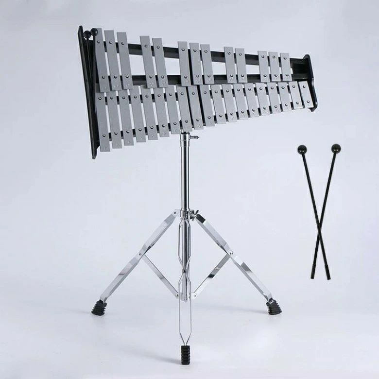 【カラー】 シルバー 【32音タイプ】コストパフォーマンスに優れた初心者にもおすすめのグロッケンです。グロッケンの中では柔らかめの音がします。幹音・半音に段差が有るノーマルデザインで、よりハイクオリティーサウンドを実現。 【軽量コンパクト】付属専用ポータブルキャリングバッグは、楽器の持ち運びや保管を大変便利にしてくれます。折りたたみ式の設計で、演奏しない時には折り畳んで収納できるので場所をとらず、部屋の隅に置くだけでスペースを節約できます。 【幅広い場面で活躍】イベントや発表会などで使用できる折畳み可能な鉄琴は、子供からシニアまで様々な場面で幅広く楽しめます。初心者にとっても習得しやすいタイプで、澄んだ透明な音色がきっと誰もが耳を傾けたくなる響きを是非様々なシーンでお楽しみ下さい。 【高品質】グロッケンシュピールの音板材として最も相応しい特殊アルミニウムを採用。また、特殊な熱処理を施して、縁の部分が滑らかな作りで、キズが付きにくい設計が特徴になります。一音一音、正確できれいなピッチを合わせるために職人の手によって微調整が施されるほど丁寧に心を込めて作られた楽器です。 ※簡易包装となりますのでご理解の程よろしくお願いします。 ※手動測定による1〜3cmの測定偏差を許容してください。 ※モニターや光の効果が異なるため、実際の色は写真の色と若干異なる場合があります。 ※仕様・デザインは改良のため予告なく変更することがあります。