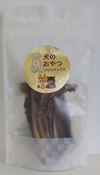 鹿肉のおやつになります。 骨付きとなりますので、噛み応えある商品となります。 【内容量】：45g(約4～5本入り) 【原材料】：広島県産鹿肉 【注意事項】 〇骨付きジャーキーとなりますので、 　尖った部分での怪我や飲み込みに注意願います。 〇開封後は冷蔵庫で保存し、早めにお使いいただきますよう 　お願いします。 ※メーカー欠品や、仕入れ先の在庫が不足している場合は、 記載の発送日目安を超えてしまう場合がございます。 お急ぎの場合はお手数ですがお問い合わせください。