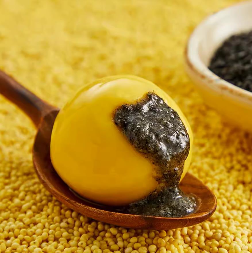 冷凍食品 思念大黄米黒芝麻湯圓 もちあわ黒ゴマタンエン 大粒 お正月の定番 中国元宵節(ランタン節)の主食 胡麻入りだんご 元宵団子 伝統スイーツ 白玉だんご 中華風デザート 冷凍食品 454gのサムネイル