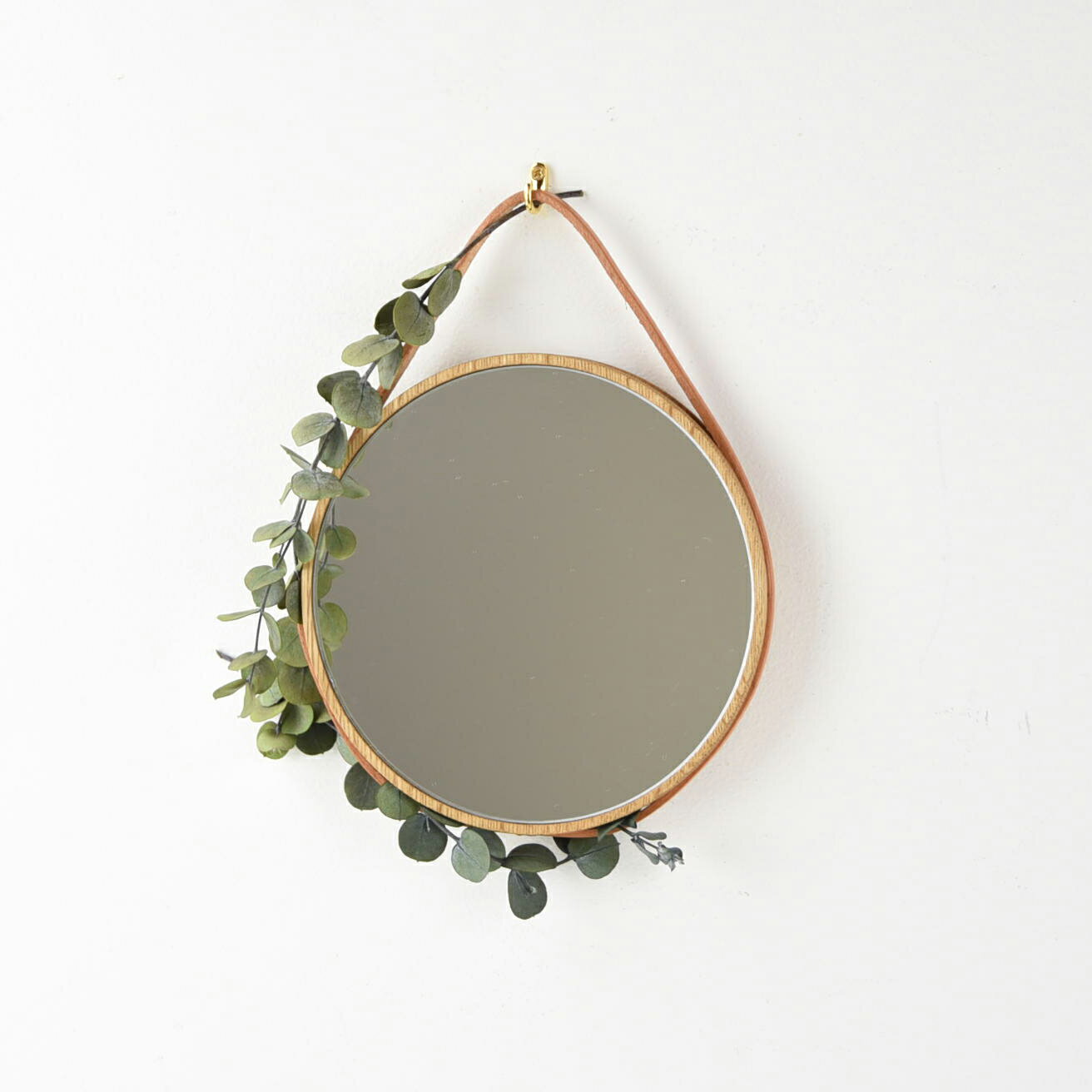 小ぶりなかわいい革紐まる鏡130革紐にお気に入りのグリーンをはわせても 