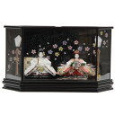 雛人形 親王ケース入り 小出松寿 京極 京十二番 手刺繍A hn274 hs414 幅57cm 六角黒ケース 2人 (24hina-ya-to0434) ひな人...