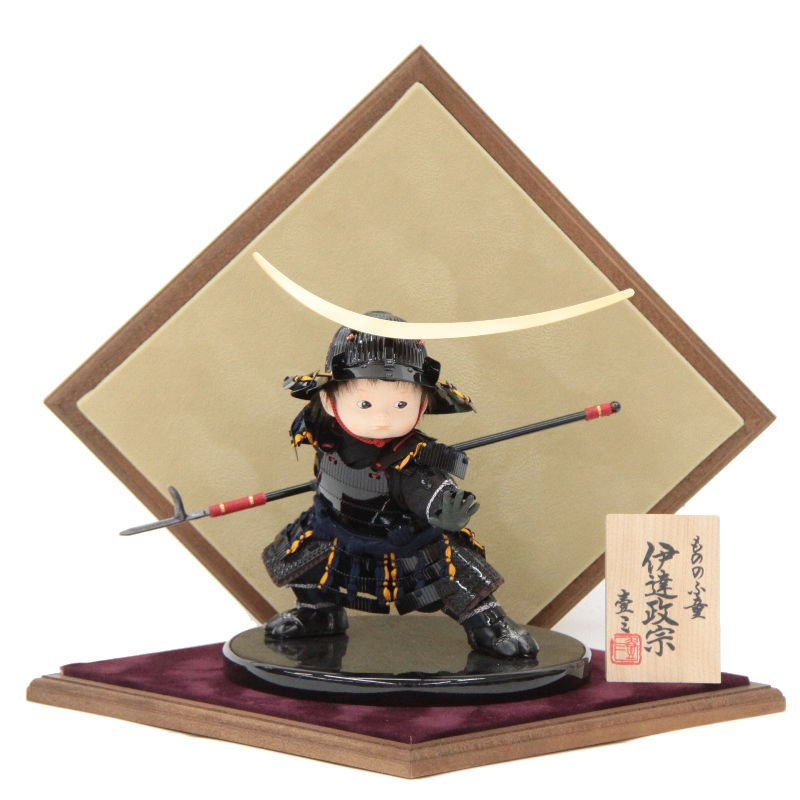 五月人形 子ども大将 平飾り 男の子 幅40cm（245to1101）壹三（いちぞう） もののふ童参上 伊達 菱飾りベルベット赤 小 ym1037（gk218/yb1105/gs1081） 端午の節句 インテリア