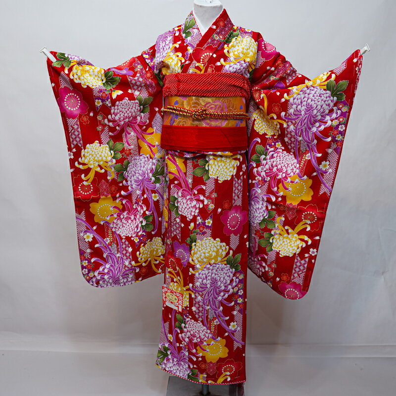 セット項目 七歳 七五三 祝着フルセット ・着物 ・長襦袢 ・結び帯 ・帯揚げ　・しごき　・帯締め　・半衿　・伊達衿（縫付済） ・箱せこ　・草履　・バッグ　・帯締め　・扇子　・びら 品質 すべて新品　仕立て上がり ■着物：花夢二！ ・表地：ポリエステル100％ ・裏地、襦袢：ポリエステル ■帯 ★結び帯なので型崩れしにくく、着付けも簡単です ・高質ポリエステル ■箱せこセット ・ポリエステル ※当店では　現物と写真画像の色、イメージに相違がないよう撮影に工夫を凝らしておりますが、より詳しいお色説明をご希望のお客様は　「楽天設置のお問い合わせ」「メール（aji_net@khaki.plala.or.jp）」「お電話」「FAX」にて　御質問ください。 サイズ ■着物サイズ 身丈133cm 袖丈76cm 裄丈58cm 適合身長105cm〜135cm ■草履サイズ：21cm ※裄丈＝腕を斜め45度下げた状態で、背中首ゴリゴリ部分から肩上を通して、手くるぶしまでの長さ 裄丈が合えば、お仕立て（裄直し）は必要ないです。 若干大きくても着付けにて対応が可能です。 身丈は、おはしょりにて十分調節できます。 お仕立て 上記サイズで、ご着用できればよろしいのですが お仕立ても（肩上げ）も承りますので、必要なお客様はご連絡ください。（別途￥2800） 御要望のお客様は「身長」をご明記のうえ、オーダーフォームもしくはメールaji_net@khaki.plala.or.jp　までご連絡ください ※お仕立てをご依頼いただいたお客様は、工賃無償で半衿を襦袢へ縫い付け承ります。 ※仕立て（肩上げ）が必要かどうか不安なお客様は、ぜひ御質問ください。 メール：aji_net@khaki.plala.or.jp、もしくはお電話、FAXいずれでも回答させていただきます。 半襟 ■半衿を赤、白、ピンクの三色から選ぶことができます。 〜半衿の縫いつけについて〜 ※半衿をご要望でお仕立て（肩上げ、腰上げ）を依頼されている場合、工賃無償で 長襦袢に半襟縫いつけさせていただきます。 ※お仕立て（肩上げ、腰上げ）を依頼されなくとも、半衿縫い付けのみも工賃￥680で承ります。 ※お客様ご自身で縫われる場合は、以下サイトをご参考ください。 https://item.rakuten.co.jp/yasudaya589/c/0000000130/ 足袋 肌着 裾よけ 腰紐 七歳用足袋は2種類からご用意できます。 1．ソックスタイプの足袋：別途￥580 サイズ一覧 19〜20cm 21〜22cm 2．こはぜ付本格足袋（日本製）：別途￥1500 サイズ：18〜20cm ■着物の中に着用される肌着として、いつもご着用されているシャツでも結構ではございますが、七歳着物用「肌着裾よけセット」も別途￥2800でご用意できます。ご要望のお客様はご連絡ください。 ■七歳用腰紐も別途￥240（一本）でご用意できます。 ※腰紐の代わりになるようなもの、大人用の腰紐などお持ちであれば必要ございません。 ※ご要望の場合は、プルダウンメニューから選択できます。 ご注文内容確認後、当店より合計金額をメールにてお知らせ致します。 参考価格 参考価格10万前後で販売されている商品です お客様の声 安田屋ではお客様の声を強く反映しております。 ご購入されたお客様の声をご参考ください お客様の声リンク 返品 もしも見た目と違ってたら・・・、思ってたものと違ってたら・・・・。 そんな場合がありましたら、ご返品を承ります。 ※その際には、送料のみご負担ください。（元払いでご返送いただければ、結構でざいます。） ※返品は未仕立てに限ります。 ※ご返品の際には、商品到着後三日以内にご連絡ください。 在庫 当店で出品されている商品はほとんど同一商品の在庫を持ちあわせておりませんので、ご注意ください。 また、当店は実店舗が存在しております。 基本的に出品中の商品を実店舗に来られたお客様がご購入された場合は、直ちに楽天から取り下げておりますが、 取り下げる前に落札されてしまった場合、その商品をお届けできない場合がありますのでご了承ください。