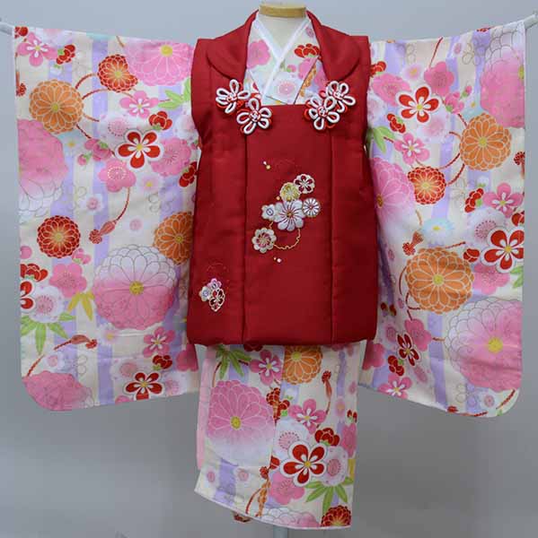 項目 三歳 被布着物フルセット ・着物 ・長襦袢 ・被布コート ・巾着 ・髪飾り・草履 ・伊達衿（縫い付済） ・付け紐2本（着物縫付済） ・着付け説明のご案内（ご要望のお客様のみ、詳しくは以下明記しております） 品質 新品　仕立て上がり（すぐ着用できます。） ★華やかで鮮やかな色合いの祝い着です ★被布には美しい刺繍入り ★「伊達襟」が縫い付け済みです ★草履は鼻緒に可愛い小花の刺繍入りです ※表地、裏地、襦袢すべてポリエステル100％ ※当店では、現物と写真画像の色、イメージに相違がないよう撮影に工夫を凝らしておりますが、より詳しいお色説明をご希望のお客様は「楽天設置のお問い合わせ」「メール（aji_net@khaki.plala.or.jp）」「お電話」「FAX」にて、御質問ください。 ※写真中と着物柄の配置が若干異なる場合があります。 サイズ ■着物・被布丈約49cm ・裄丈約43cm（2cmの上げ、4cmのばすことが可能） ・袖丈約57cm ・着物丈約75cm（7cmの上げ、14cm伸ばすことが可能） ■草履18cm（フリーサイズ） 適合身長83cm〜105cm ※身長87cm〜96cmであれば特に直さずともこのままでご着用いただけるかと思います ※着丈＝背中首のゴリゴリ部分から、足くるぶしまでの長さ ※裄丈＝腕を斜め45度下げた状態で、背中首ゴリゴリ部分から、肩上を通して、手くるぶしまでの長さ 仕立て 上記サイズにて合う場合はこのままでもご着用できますが お子様の身長にあわせて無料でお直し承ります。 ※被布コート丈のお直しは出来ません。 5日間ほどでお仕立て可能です。 ※ご要望の場合は、プルダウンメニューよりご選択下さい。 その際は、フォームの備考欄に『お子様の身長』をご明記ください。 こちらで身長から割り出しまして、お客様に最適寸法をご連絡し、了承を得た後お仕立てにお出しします。 仕立てが必要かどうか分からないお客様は、お子様の身長を明記のうえ、「楽天設置のお問い合わせ」「メール（aji_net@khaki.plala.or.jp）」「FAX」にて、御質問ください。 ※お仕立て（直し）は、縫製所（プロの縫い子の方）にだしております。 着物、長襦袢すべて承ります。 半襟 足袋 三尺帯 腰紐 かかと留め 着付説明 ◎刺繍の半襟を必要なお客様は、赤、白、ピンクの三色から別途￥730円で選ぶことができます。 〜半衿の縫いつけについて〜 ※半衿をご要望でお仕立て（肩上げ、腰上げ）を依頼されている場合、工賃無償で 長襦袢に半襟縫いつけさせていただきます。半衿縫い付けのみも工賃￥680で承ります。 ※お客様ご自身で縫われる場合は、以下サイトをご参考ください。 https://item.rakuten.co.jp/yasudaya589/c/0000000130/ ■足袋は2種類からご用意できます。 1．ソックスタイプの足袋：別途￥580 サイズ一覧 13〜14cm 15〜16cm 2．こはぜ付本格足袋（日本製）：別途￥1500 サイズ一覧 13〜14cm 15〜16cm ■三尺（兵児帯）はピンク、赤、黄色から選べて￥1500 ■腰紐は1本240円 ■かかと留め（赤）は2組セットで別途￥580 ■三歳祝着の着付けは簡単ですがご要望のお客様には着付説明をメールで 資料をご案内いたします。（無料） 着付けサイト、動画をご紹介いたします。 ※ご要望の場合は、プルダウンメニューから選択できます。 ご注文内容確認後、当店より合計金額をメールにてお知らせ致します。 お客様の声 お客様の声リンク 返品 もしも見た目と違ってたら・・・、思ってたものと違ってたら・・・・。 そんな場合がありましたら、ご返品を承ります。 ※その際には、送料のみご負担ください。（元払いでご返送いただければ、結構でざいます。） ※返品は未仕立てに限ります。 ※ご返品の際には、商品到着後8日以内にご連絡ください。 在庫 当店で出品されている商品は、ほとんど同一商品の在庫を持ちあわせておりませんのでご注意ください。 また、当店は実店舗が存在しております。 基本的に出品中の商品を実店舗に来られたお客様がご購入された場合は、直ちに楽天から取り下げておりますが、取り下げる前にご購入されてしまった場合、その商品をお届けできない場合がありますのでご了承ください。