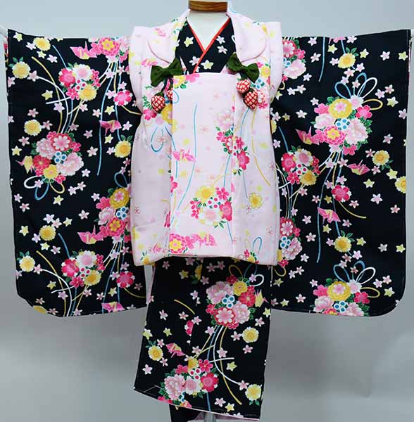 項目 三歳被布着物フルセット ・着物 ・長襦袢(半衿縫い付済）・被布コート ・巾着 ・髪飾り ・草履　・伊達衿（縫い付済） ・付け紐2本（着物縫付済 ・着付け説明のご案内（ご要望のお客様のみ、詳しくは以下明記しております） 以上フルセット 品質 新品　仕立て上がり（すぐ着用できます。） ★華やかで鮮やかな色合いの祝い着です ★「半襟」「伊達襟」が縫い付け済み ★表地に高質ポリエステルを使用 ・高質ポリエステルの特徴 1.正絹と比べても見劣りしません。 （むしろ、低質な正絹よりも高質ポリエステルの方が、見栄えが断然良いです。） ※ポリエステルより、正絹が良い品質とされたのは、昔のこと。 近年の合繊技術向上により、ほとんど見劣ることがございません。 2.合繊であるため、正絹と比べて保存状態が良く、長い時間を経ても状態が変化しにくいです。 3.万一、汚れても洗うことができます。 その場合は、クリーニングに出すことをお勧めいたしますが、正絹より安価で取り扱っていただけます。 ★裏地、下着すべてポリエステル100％ ※当店では、現物と写真画像の色、イメージに相違がないよう、撮影に工夫を凝らしておりますが、より詳しいお色説明をご希望のお客様は、 「楽天設置のお問い合わせ」「メール（aji_net@khaki.plala.or.jp）」「お電話」「FAX」にて、御質問ください。 サイズ ■着物 コート丈49cm 裄丈42cm（3cmの上げ、6cmのばすことが可能） 袖丈57cm 着物丈75cm（7cmの上げ、14cm伸ばすことが可能） ■草履18cm（フリーサイズ） 適合身長83cm～105cm ※身長87cm～96cmであれば特に直さずともこのままでご着用いただけるかと思います ※着丈＝背中首のゴリゴリ部分から、足くるぶしまでの長さ ※裄丈＝腕を斜め45度下げた状態で、背中首ゴリゴリ部分から、肩上を通して、手くるぶしまでの長さ ※はじめから肩上げ、腰上げがとられているので解いて数センチ伸ばす（丈出し）ことも可能です。 仕立て 上記サイズにて合う場合はこのままでもご着用できますが お子様の身長にあわせて無料でお直し承ります。 ※被布コート丈のお直しは出来ません。 5日間ほどでお仕立て可能です。 ※ご要望の場合は、プルダウンメニューよりご選択下さい。 その際は、フォームの備考欄に『お子様の身長』をご明記ください。 こちらで身長から割り出しまして、お客様に最適寸法をご連絡し、了承を得た後お仕立てにお出しします。 仕立てが必要かどうか分からないお客様は、お子様の身長を明記のうえ、「楽天設置のお問い合わせ」「メール（aji_net@khaki.plala.or.jp）」「FAX」にて、御質問ください。 ※お仕立て（直し）は、縫製所（プロの縫い子の方）にだしております。 着物、長襦袢すべて承ります。 半襟 足袋 三尺帯 腰紐 着付説明 ◎刺繍の半襟を必要なお客様は、赤、白、ピンクの三色から 別途￥730円で選ぶことができます。 〜半衿の縫いつけについて〜 ※半衿をご要望でお仕立て（肩上げ、腰上げ）を依頼されている場合、工賃無償で 長襦袢に半襟縫いつけさせていただきます。半衿縫い付けのみも工賃￥680で承ります。 ■足袋は2種類からご用意できます。 1．ソックスタイプの足袋：別途￥580 サイズ一覧 13〜14cm 15〜16cm 2．こはぜ付本格足袋（日本製）：別途￥1500 サイズ一覧 13〜14cm 15〜16cm ■三尺（兵児帯）はピンク、赤、黄色から選べて別途￥1500 ■腰紐は別途1本240円 ■三歳祝着の着付けは簡単ですがご要望のお客様には着付説明をメールで資料をご案内いたします。（無料） 着付けサイト、動画をご紹介いたします。 ※御要望のお客様は、オーダーフォームもしくはメールaji_net@khaki.plala.or.jp　までご連絡ください お客様の声 お客様の声リンク 返品 もしも見た目と違ってたら・・・、思ってたものと違ってたら・・・・。 そんな場合がありましたら、ご返品を承ります。 ※その際には、送料のみご負担ください。（元払いでご返送いただければ、結構でざいます。） ※返品は未仕立てに限ります。 ※ご返品の際には、商品到着後8日以内にご連絡ください。 在庫 当店で出品されている商品は、ほとんど同一商品の在庫を持ちあわせておりませんのでご注意ください。 また、当店は実店舗が存在しております。 基本的に出品中の商品を実店舗に来られたお客様がご購入された場合は、直ちに楽天から取り下げておりますが、 取り下げる前に購入されてしまった場合、その商品をお届けできない場合がありますのでご了承ください。