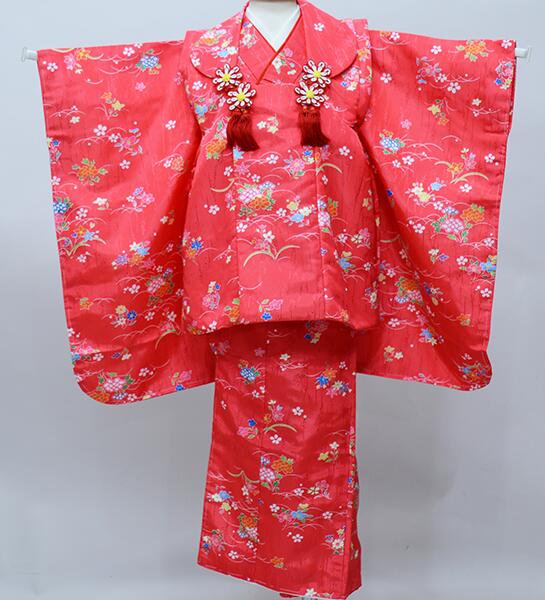 項目 三歳 被布着物セット ・着物 ・長襦袢 ・被布コート ・巾着 ・草履 ・半襟（縫い付済） ・伊達衿（縫い付済） ・着付け説明のご案内（ご要望のお客様のみ、詳しくは以下明記しております） 品質 新品　仕立て上がり（すぐ着用できます。） ★華やかで鮮やかな色合いの祝い着です ※表地、裏地、襦袢すべてポリエステル100％ ※当店では、現物と写真画像の色、イメージに相違がないよう撮影に工夫を凝らしておりますが、より詳しいお色説明をご希望のお客様は 「楽天設置のお問い合わせ」「メール（aji_net@khaki.plala.or.jp）」「お電話」「FAX」にて、御質問ください。 ※写真中と着物柄の配置が若干異なる場合があります。 サイズ ■着物・被布丈約48cm ・裄丈約40cm（3.5cmの上げ、7cmのばすことが可能） ・袖丈約57cm ・着物丈約93cm ■草履18cm（フリーサイズ） 適合身長83cm〜105cm ※身長87cm〜96cmであれば特に直さずともこのままでご着用いただけるかと思います ※着丈＝背中首のゴリゴリ部分から、足くるぶしまでの長さ ※裄丈＝腕を斜め45度下げた状態で、背中首ゴリゴリ部分から、肩上を通して、手くるぶしまでの長さ ※はじめから肩上げがとられているので解いて数センチ伸ばす（丈出し）ことも可能です。 ※腰上げはとられていないため腰ひもで着付け補正をいただければと思います。 仕立て 上記サイズにて合う場合はこのままでもご着用できますが お子様の身長にあわせて無料でお直し承ります。 ※被布コート丈のお直しは出来ません。 5日間ほどでお仕立て可能です。 ※ご要望の場合は、プルダウンメニューよりご選択下さい。 その際は、フォームの備考欄に『お子様の身長』をご明記ください。 こちらで身長から割り出しまして、お客様に最適寸法をご連絡し、了承を得た後お仕立てにお出しします。 仕立てが必要かどうか分からないお客様は、お子様の身長を明記のうえ、「楽天設置のお問い合わせ」「メール（aji_net@khaki.plala.or.jp）」「FAX」にて、御質問ください。 ※お仕立て（直し）は、縫製所（プロの縫い子の方）にだしております。 着物、長襦袢すべて承ります。 半襟 足袋 三尺帯 腰紐 かかと留め 着付説明 ■足袋は2種類からご用意できます。 1．ソックスタイプの足袋：別途￥580 サイズ一覧 13〜14cm 15〜16cm 2．こはぜ付本格足袋（日本製）：別途￥1500 サイズ一覧 13〜14cm 15〜16cm ■三尺（兵児帯）はピンク、赤、黄色から選べて￥1500 ■腰紐は1本240円 ■かかと留め（赤）は2組セットで別途￥580 ■三歳祝着の着付けは簡単ですがご要望のお客様には着付説明をメールで 資料をご案内いたします。（無料） 着付けサイト、動画をご紹介いたします。 ※ご要望の場合は、プルダウンメニューから選択できます。 ご注文内容確認後、当店より合計金額をメールにてお知らせ致します。 お客様の声 お客様の声リンク 返品 もしも見た目と違ってたら・・・、思ってたものと違ってたら・・・・。 そんな場合がありましたら、ご返品を承ります。 ※その際には、送料のみご負担ください。（元払いでご返送いただければ、結構でざいます。） ※返品は未仕立てに限ります。 ※ご返品の際には、商品到着後8日以内にご連絡ください。 在庫 当店で出品されている商品は、ほとんど同一商品の在庫を持ちあわせておりませんのでご注意ください。 また、当店は実店舗が存在しております。 基本的に出品中の商品を実店舗に来られたお客様がご購入された場合は、直ちに楽天から取り下げておりますが、 取り下げる前にご購入されてしまった場合、その商品をお届けできない場合がありますのでご了承ください。