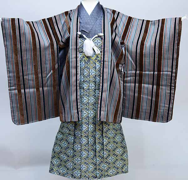 七五三 五歳 五才 5歳 5才 男児 男の子 羽織袴フルセット 羽織 袴 着物 祝着 おりびと 縦縞 着物はグレー 紋袴 お仕立て無料 新品（株）安田屋 NO35842