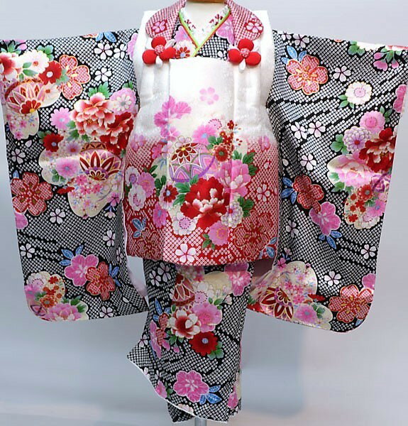 項目 三歳被布着物フルセット ・着物 ・長襦袢 ・被布コート ・巾着 ・髪飾り ・半襟（襦袢に縫い付け済み）　・伊達衿（着物に縫い付け済み） ・足袋：15〜16cm ・草履　・かかと止めゴムバンド ・付け紐2本（着物縫付済） ・着付け説明のご案内（ご要望のお客様のみ、詳しくは以下明記しております） 品質 新品　仕立て上がり（すぐ着用できます。） ★高品質の正絹で作られ、美しい地模様の入った着物になります。 ★刺繍の半襟が縫い付け済みで足袋付き ★草履の鼻緒に小花の刺繍入りで、かかストッパーも付いており、安心です。 ★正絹とは？ 本絹ともいう、まじりけのない絹糸、またはその絹糸で織った織物。 ★綸子 地質がやわらかく美しい光沢があり、振袖や訪問着などに広く用いられている、経糸で地を、緯糸で地紋を織り出して布の表面に模様を現した繻子組織で、染下生地に用いる紋綸子のこと。 ・表地：正絹100％ ・裏地、襦袢、ポリエステル100％ ※当店では、現物と写真画像の色、イメージに相違がないよう撮影に工夫を凝らしておりますが、より詳しいお色説明をご希望のお客様は 「楽天設置のお問い合わせ」「メール（aji_net@khaki.plala.or.jp）」「お電話」「FAX」にて、御質問ください。 サイズ ■着物 コート丈49cm 裄丈40cm（3cmの上げ、6cmのばすことが可能） 袖丈57cm 着物丈76cm（7cmの上げ、14cm伸ばすことが可能） ■草履18cm（フリーサイズ） 適合身長83cm〜105cm ※身長87cm〜96cmであれば特に直さずともこのままでご着用いただけるかと思います ※着丈＝背中首のゴリゴリ部分から、足くるぶしまでの長さ ※裄丈＝腕を斜め45度下げた状態で、背中首ゴリゴリ部分から、肩上を通して、手くるぶしまでの長さ ※タグには、「身丈約90cm、袖丈約57cm、裄丈約46cm、」と明記しておりますが、当店で実際に計測したサイズは、上記サイズでございます。タグ表示は上げをしていない状態でのサイズ表示と思われます。 仕立て 上記サイズにて合う場合はこのままでもご着用できますが お子様の身長にあわせて無料でお直し承ります。 ※被布コート丈のお直しは出来ません。 5日間ほどでお仕立て可能です。 ※ご要望の場合は、プルダウンメニューよりご選択下さい。 その際は、フォームの備考欄に『お子様の身長』をご明記ください。 こちらで身長から割り出しまして、お客様に最適寸法をご連絡し、了承を得た後お仕立てにお出しします。 仕立てが必要かどうか分からないお客様は、お子様の身長を明記のうえ、「楽天設置のお問い合わせ」「メール（aji_net@khaki.plala.or.jp）」「FAX」にて、御質問ください。 ※お仕立て（直し）は、縫製所（プロの縫い子の方）にだしております。 着物、長襦袢すべて承ります。 三尺帯 腰紐 着付説明 ■三尺（兵児帯）はピンク、赤、黄色から選べて￥1500 ■腰紐は1本240円 ■三歳祝着の着付けは簡単ですがご要望のお客様には着付説明をメールで 資料をご案内いたします。（無料） 着付けサイト、動画をご紹介いたします。 ※ご要望の場合は、プルダウンメニューから選択できます。 ご注文内容確認後、当店より合計金額をメールにてお知らせ致します。 参考価格 参考価格6万円前後で販売されている商品です お客様の声 お客様の声リンク 返品 もしも見た目と違ってたら・・・、思ってたものと違ってたら・・・・。 そんな場合がありましたら、ご返品を承ります。 ※その際には、送料のみご負担ください。（元払いでご返送いただければ、結構でざいます。） ※返品は未仕立てに限ります。 ※ご返品の際には、商品到着後8日以内にご連絡ください。 在庫 当店で出品されている商品は、ほとんど同一商品の在庫を持ちあわせておりませんのでご注意ください。 また、当店は実店舗が存在しております。 基本的に出品中の商品を実店舗に来られたお客様がご購入された場合は、直ちに楽天から取り下げておりますが、 取り下げる前にご購入されてしまった場合、その商品をお届けできない場合がありますのでご了承ください。