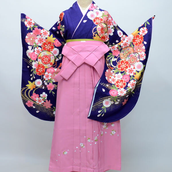 セット項目 着物袴フルセット（適合身長：135cm〜143cm：ジュニア用へお仕立て直し致します。） ・二尺袖着物絵羽柄 ・重ね衿（着物に縫いつけられています） ・二尺袖長襦袢（半襟付き） ・袴 ・袴下帯（浴衣帯にも使用できます。） 品質 ・新品 ・絵羽柄　・高級綸子地　・刺繍袴 ★日本製の生地と日本で染加工を施された絹の様に品質高い生地を使用 美しい綸子地に、絵羽柄が描かれた品質高い一品です。 ★着物の表地に高質ポリエステルを使用 高質ポリエステルの特徴 1.正絹と比べても見劣りしません。 （むしろ低質な正絹よりも高質ポリエステルの方が見栄えが断然良いです。） ※ポリエステルより正絹が良い品質とされたのは、昔のこと。 近年の合繊技術向上により、ほとんど見劣ることがございません。 2.合繊であるため、正絹と比べて保存状態が良く長い時間を経ても状態が変化しにくいです。 3.万一、汚れても洗うことができます。 その場合はクリーニングに出すことをお勧めいたしますが、正絹より安価で取り扱っていただけます。 ★表地、裏地、袴地ともにポリエステル100％ ※綸子とは？ 地質がやわらかく美しい光沢があり、振袖や訪問着などに広く用いられている、経糸で地を、緯糸で地紋を織り出して布の表面に模様を現した繻子組織で、染下生地に用いる紋綸子のこと。 ※当店では現物と写真画像の色、イメージに相違がないよう撮影に工夫を凝らしておりますが、より詳しいお色説明をご希望のお客様は 「楽天市場設置の問い合わせ」「メール（aji_net@khaki.plala.or.jp）」「お電話」「FAX」にて、御質問ください。 サイズ もともと大人用のサイズですが、ジュニア用へサイズ直しします。 着物、長襦袢の肩上げ腰上げ、袴を丈上げして、以下のようなジュニアサイズ用に致します仕上がりに3日〜4日程度の納期をいただきます。 価格は仕立て代込みの価格です。 着物：身丈約105cm袖丈76cm裄丈60cm 袴：袴下80cm 適合身長：約135cm〜143cm ※上記サイズはジュニア用の平均サイズでお直ししておりますが、ご要望のサイズに承ることが可能ですので、ご相談ください。 &nbsp; 袴色変更可 ★袴の色変更が可能です。 ※ご要望の場合は、プルダウンメニューから選択できます。 袴下帯 変更可能 黄色×赤のリバーシブル帯（単色無地）にも変更可能です。 （変更に伴う価格の変動はございません） ※ご要望の場合は、プルダウンメニューから選択できます。 着付け小物セット ★着付け小物セットを別途￥4400でご用意できます。 ※ご要望の場合は、プルダウンメニューから選択できます。 ご注文内容確認後、当店より合計金額をメールにてお知らせ致します。 お客様の声 安田屋ではお客様の声を強く反映しております。ご購入されたお客様の声をご参考ください お客様の声リンク 返品 もしも見た目と違ってたら・・・、思ってたものと違ってたら・・・・。 そんな場合がありましたら、ご返品を承ります。 ※その際には、送料のみご負担ください。（元払いでご返送いただければ、結構でざいます。） ※返品は未仕立てに限ります。 ※ご返品の際には、商品到着後三日以内にご連絡ください。 在庫 当店で出品されている商品は　ほとんど同一商品の在庫を持ちあわせておりませんので、ご注意ください。 また、当店は実店舗が存在しております。 基本的に出品中の商品を実店舗に来られたお客様がご購入された場合は、直ちに楽天から取り下げておりますが、 取り下げる前にご購入されてしまった場合、その商品をお届けできない場合がありますのでご了承ください。