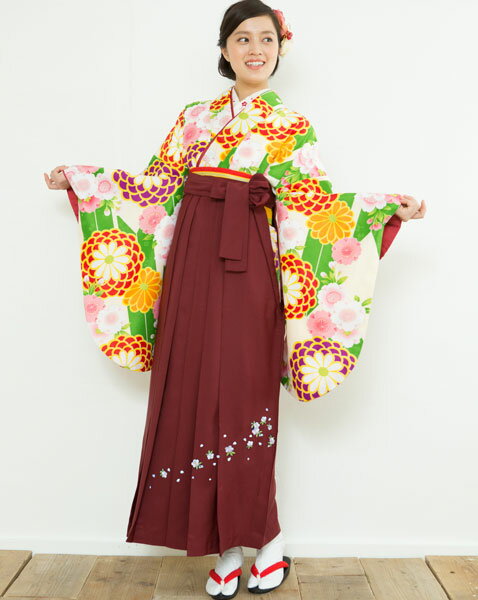 セット項目 着物袴フルセット（適合身長：135cm〜143cm：ジュニア用へお仕立て直し致します。） ・二尺袖着物 ・二尺袖長襦袢（白地の半襟付き）　 ・重ね衿（着物についています） ・袴 ・袴下帯（リバーシブル両面使えます） ■半襟、袴下帯につきましては、モデル着用の物ではではなく、マネキン、下置き画像中に掲載されている商品になります 品質 ・新品　・綸子地　・刺繍袴 ★鮮やかな花柄で豪華に彩られた一品です ★着物の表地に高質ポリエステルを使用 高質ポリエステルの特徴 1.正絹と比べても見劣りしません。 （むしろ低質な正絹よりも高質ポリエステルの方が見栄えが断然良いです。） ※ポリエステルより正絹が良い品質とされたのは、昔のこと。 近年の合繊技術向上により、ほとんど見劣ることがございません。 2.合繊であるため、正絹と比べて保存状態が良く長い時間を経ても状態が変化しにくいです。 3.万一、汚れても洗うことができます。 その場合はクリーニングに出すことをお勧めいたしますが、正絹より安価で取り扱っていただけます。 ★表地、裏地、袴地ともにポリエステル100％ ※綸子とは？ 地質がやわらかく美しい光沢があり、振袖や訪問着などに広く用いられている、経糸で地を、緯糸で地紋を織り出して布の表面に模様を現した繻子組織で、染下生地に用いる紋綸子のこと。 ※当店では現物と写真画像の色、イメージに相違がないよう撮影に工夫を凝らしておりますが、より詳しいお色説明をご希望のお客様は 「楽天市場設置の問い合わせ」「メール（aji_net@khaki.plala.or.jp）」「お電話」「FAX」にて、御質問ください。 ※実物は写真と柄の配置が異なる場合がございます。 サイズ もともと大人用のサイズですが、ジュニア用へサイズ直しします。 着物、長襦袢の肩上げ腰上げ、袴を丈上げして、以下のようなジュニアサイズ用に致します仕上がりに3日〜4日程度の納期をいただきます。 価格は仕立て代込みの価格です。 着物：身丈約105cm袖丈76cm裄丈60cm 袴：袴下80cm 適合身長：約135cm〜143cm ※上記サイズはジュニア用の平均サイズでお直ししておりますが、ご要望のサイズに承ることが可能ですので、ご相談ください。 袴色変更可能 ★袴の色変更が可能です。 ※ご要望の場合は、プルダウンメニューから選択できます。 袴下帯 変更可能 着付け小物セット ★黄色×赤のリバーシブル帯（単色無地）にも変更可能です。 （変更に伴う価格の変動はございません） ★着付け小物セットを別途￥4400でご用意できます。 ※ご要望の場合は、プルダウンメニューから選択できます。 ご注文内容確認後、当店より合計金額をメールにてお知らせ致します。 &nbsp;参考価格 参考価格5万円前後の商品です お客様の声 安田屋ではお客様の声を強く反映しております。ご購入されたお客様の声をご参考ください お客様の声リンク 返品 もしも見た目と違ってたら・・・、思ってたものと違ってたら・・・・。 そんな場合がありましたら、ご返品を承ります。 ※その際には、送料のみご負担ください。（元払いでご返送いただければ、結構でざいます。） ※返品は未仕立てに限ります。 ※ご返品の際には、商品到着後三日以内にご連絡ください。 在庫 当店で出品されている商品は　ほとんど同一商品の在庫を持ちあわせておりませんので、ご注意ください。 また、当店は実店舗が存在しております。 基本的に出品中の商品を実店舗に来られたお客様がご購入された場合は、直ちに楽天から取り下げておりますが、 取り下げる前に落札されてしまった場合、その商品をお届けできない場合がありますのでご了承ください。