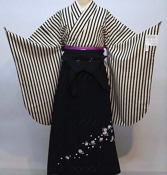 セット項目 着物袴フルセット （適合身長：135cm〜143cm：ジュニア用へお仕立て直し致します。） ・二尺袖着物 ・二尺袖長襦袢（半襟付き） ・袴 ・袴下帯（浴衣帯にも使用できます。） 品質 ・新品　・刺繍袴 ★着物生地は品質高い日本製 ★華やかに彩られた品質高い一品です。 ★着物の表地に高質ポリエステルを使用 高質ポリエステルの特徴 1.正絹と比べても見劣りしません。 （むしろ低質な正絹よりも高質ポリエステルの方が見栄えが断然良いです。） ※ポリエステルより正絹が良い品質とされたのは、昔のこと。 近年の合繊技術向上により、ほとんど見劣ることがございません。 2.合繊であるため、正絹と比べて保存状態が良く長い時間を経ても状態が変化しにくいです。 3.万一、汚れても洗うことができます。 その場合はクリーニングに出すことをお勧めいたしますが、正絹より安価で取り扱っていただけます。 ★表地、裏地、袴地ともにポリエステル100％ ※縫製、袴は海外 ★刺繍で彩られた袴 ※当店では現物と写真画像の色、イメージに相違がないよう撮影に工夫を凝らしておりますが、より詳しいお色説明をご希望のお客様は 「楽天市場設置の問い合わせ」「メール（aji_net@khaki.plala.or.jp）」「お電話」「FAX」にて、御質問ください。 サイズ もともと大人用のサイズですが、ジュニア用へサイズ直しします。 着物、長襦袢の肩上げ腰上げ、袴を丈上げして、以下のようなジュニアサイズ用に致します 仕上がりに3日〜4日程度の納期をいただきます。 価格は仕立て代込みの価格です。 着物：身丈約105cm袖丈76cm裄丈60cm 袴：袴下80cm 適合身長：約135cm〜143cm ※上記サイズはジュニア用の平均サイズでお直ししておりますが、ご要望のサイズに承ることが可能ですので、ご相談ください。 袴色変更可 ★袴の色変更が可能です。 ※ご要望の場合は、プルダウンメニューから選択できます。 袴下帯 変更可能 着付け小物セット 黄色×赤色リバーシブルの袴下帯に変更可能です （変更に伴う価格の変動はございません） ★着付け小物セットを別途￥4400でご用意できます。 ※ご要望の場合は、プルダウンメニューから選択できます。 ご注文内容確認後、当店より合計金額をメールにてお知らせ致します。 草履 髪飾り 巾着 足袋 ★草履、髪飾り、巾着、足袋は以下サイトでご紹介しています。 →草履はこちら →髪飾りはこちら →巾着はこちら →足袋はこちら ※ご要望のお客様は、「オーダーフォーム備考欄」「メール（aji_net@khaki.plala.or.jp）」「お電話」「FAX」いずれの方法でご連絡ください。 返品、及びキャンセル もしも見た目と違ってたら・・・、思ってたものと違ってたら・・・・。 そんな場合がありましたら、ご返品を承ります。 ★その際には、運賃のみをご負担ください。 （元払いでご返送いただければ結構です。） ★ご返品の際には、商品到着後3日以内にご連絡ください。 お客様の声 安田屋ではお客様の声を強く反映しております。 ご購入されたお客様の声をご参考ください お客様の声リンク 在庫 当店で出品されている商品は、ほとんど同一商品の在庫を持ちあわせておりませんので、ご注意ください。 また、当店は実店舗が存在しております。 基本的に出品中の商品を実店舗に来られたお客様がご購入された場合は、直ちに楽天から取り下げておりますが、 取り下げる前にご購入されてしまった場合、その商品をお届けできない場合がありますのでご了承ください。