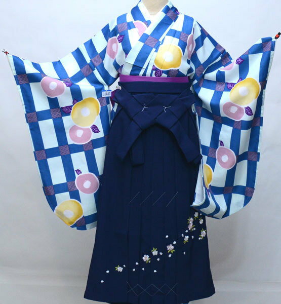 セット項目 着物袴フルセット （適合身長：144cm〜150cm：ジュニア用へお仕立て直し致します。） ・二尺袖着物 ・二尺袖長襦袢（半襟付き） ・袴 ・袴下帯（浴衣帯にも使用できます。） 品質 ・新品　・刺繍袴 ★華やかに彩られた品質高い一品です。 ★表地、裏地、袴地ともにポリエステル100％ ★刺繍で彩られた袴 ※当店では現物と写真画像の色、イメージに相違がないよう撮影に工夫を凝らしておりますが、より詳しいお色説明をご希望のお客様は 「楽天市場設置の問い合わせ」「メール（aji_net@khaki.plala.or.jp）」「お電話」「FAX」にて、御質問ください。 サイズ もともと大人用のサイズですが、ジュニア用へサイズ直しします。 着物、長襦袢の肩上げ腰上げ、袴を丈上げして、以下のようなジュニアサイズ用に致します 仕上がりに3日〜4日程度の納期をいただきます。 価格は仕立て代込みの価格です。 着物：身丈約110cm袖丈76cm裄丈62cm 袴：袴下82cm 適合身長：約144cm〜150cm ※上記サイズはジュニア用の平均サイズでお直ししておりますが、ご要望のサイズに承ることが可能ですので、ご相談ください。 袴色変更可 ★袴の色変更が可能です。 ※ご要望のお客様は、ご注文前に「メール（aji_net@khaki.plala.or.jp）」「お電話」「FAX」 いずれかの方法でご連絡ください 袴下帯 変更可能 着付け小物セット 黄色×赤色リバーシブルの袴下帯に変更可能です （変更に伴う価格の変動はございません） ★着付け小物セットを別途￥4400でご用意できます。 ※ご要望の場合は、プルダウンメニューから選択できます。 ご注文内容確認後、当店より合計金額をメールにてお知らせ致します。 草履 髪飾り 巾着 足袋 ★草履、髪飾り、巾着、足袋は以下サイトでご紹介しています。 →草履はこちら →髪飾りはこちら →巾着はこちら →足袋はこちら ※ご要望のお客様は、「オーダーフォーム備考欄」「メール（aji_net@khaki.plala.or.jp）」「お電話」「FAX」いずれの方法でご連絡ください。 返品、及びキャンセル もしも見た目と違ってたら・・・、思ってたものと違ってたら・・・・。 そんな場合がありましたら、ご返品を承ります。 ★その際には、運賃のみをご負担ください。 （元払いでご返送いただければ結構です。） ★ご返品の際には、商品到着後3日以内にご連絡ください。 お客様の声 安田屋ではお客様の声を強く反映しております。 ご購入されたお客様の声をご参考ください お客様の声リンク 在庫 当店で出品されている商品は、ほとんど同一商品の在庫を持ちあわせておりませんので、ご注意ください。 また、当店は実店舗が存在しております。 基本的に出品中の商品を実店舗に来られたお客様がご購入された場合は、直ちに楽天から取り下げておりますが、 取り下げる前にご購入されてしまった場合、その商品をお届けできない場合がありますのでご了承ください。