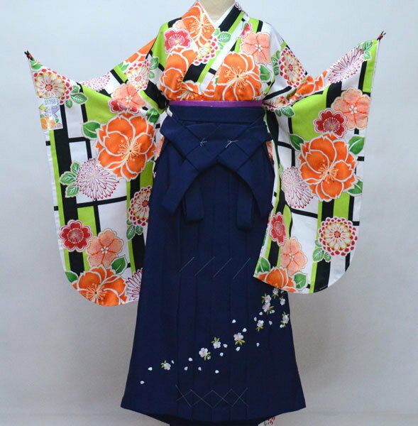 セット項目 着物袴フルセット （適合身長：135cm〜143cm：ジュニア用へお仕立て直し致します。） ・二尺袖着物 ・二尺袖長襦袢（半襟付き） ・袴 ・袴下帯（浴衣帯にも使用できます。） 品質 ・新品　・刺繍袴 ★着物ブランド：和遊日 ★印象的なデザインで豪華に彩られた品質高い一品です。 ★表地、裏地、袴地ともにポリエステル100％ ★刺繍で彩られた袴 ※当店では現物と写真画像の色、イメージに相違がないよう撮影に工夫を凝らしておりますが、より詳しいお色説明をご希望のお客様は 「楽天市場設置の問い合わせ」「メール（aji_net@khaki.plala.or.jp）」「お電話」「FAX」にて、御質問ください。 サイズ もともと大人用のサイズですが、ジュニア用へサイズ直しします。 着物、長襦袢の肩上げ腰上げ、袴を丈上げして、以下のようなジュニアサイズ用に致します 仕上がりに3日〜4日程度の納期をいただきます。 価格は仕立て代込みの価格です。 着物：身丈約105cm袖丈76cm裄丈60cm 袴：袴下80cm 適合身長：約135cm〜143cm ※上記サイズはジュニア用の平均サイズでお直ししておりますが、ご要望のサイズに承ることが可能ですので、ご相談ください。 袴色変更可能 ★袴の色変更が可能です。 ※ご要望のお客様は、プルダウンメニューから選択できます。 袴下帯 変更可能 ★黄色×赤のリバーシブル帯（単色無地）にも変更可能です。 （変更に伴う価格の変動はございません） 着付け小物セット ★着付け小物セットを別途￥4400でご用意できます。 ※ご要望の場合は、プルダウンメニューから選択できます。 ご注文内容確認後、当店より合計金額をメールにてお知らせ致します。 草履 髪飾り 巾着 足袋 ★草履、髪飾り、巾着、足袋は以下サイトでご紹介しています。 →草履はこちら →髪飾りはこちら →巾着はこちら →足袋はこちら ※ご要望のお客様は、「オーダーフォーム備考欄」「メール（aji_net@khaki.plala.or.jp）」「お電話」「FAX」いずれの方法でご連絡ください。変更させていただきます。 お客様の声 安田屋ではお客様の声を強く反映しております。 ご購入されたお客様の声をご参考ください お客様の声リンク 返品 もしも見た目と違ってたら・・・、思ってたものと違ってたら・・・・。 そんな場合がありましたら、ご返品を承ります。 ※その際には、送料のみご負担ください。（元払いでご返送いただければ、結構でざいます。） ※返品は未仕立てに限ります。 ※ご返品の際には、商品到着後三日以内にご連絡ください。 在庫 当店で出品されている商品は　ほとんど同一商品の在庫を持ちあわせておりませんので、ご注意ください。 また、当店は実店舗が存在しております。 基本的に出品中の商品を実店舗に来られたお客様がご購入された場合は、直ちに楽天から取り下げておりますが、 取り下げる前にご購入されてしまった場合、その商品をお届けできない場合がありますのでご了承ください。