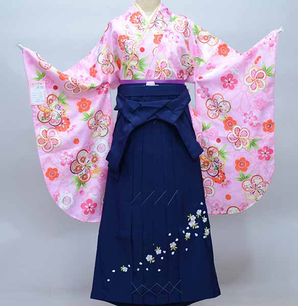 セット項目 卒業式:二尺袖着物袴フルセット (適合身長：約135cm〜143cm、約144cm〜150cm ジュニア用へお仕立て直し致します。） ・二尺袖着物 ・二尺袖長襦袢（半襟付き） ・重ね衿（着物に縫い付け済み） ・袴 ・袴下帯（浴衣帯にも使用できます。） 品質 ・新品 ・綸子地　・刺繍袴 ★綸子地に華やかにデザインされた品質高い一品です。 ※綸子とは？ 地質がやわらかく美しい光沢があり、振袖や訪問着などに広く用いられている、経糸で地を、緯糸で地紋を織り出して布の表面に模様を現した繻子組織で、染下生地に用いる紋綸子のこと。 ★表地、裏地、袴地ともにポリエステル100％ ★刺繍で彩られた袴 ※当店では現物と写真画像の色、イメージに相違がないよう撮影に工夫を凝らしておりますが、より詳しいお色説明をご希望のお客様は 「楽天市場設置の問い合わせ」「メール（aji_net@khaki.plala.or.jp）」「お電話」「FAX」にて、御質問ください。 サイズ もともと大人用のサイズですが、ジュニア用へサイズ直しします。 着物、長襦袢の肩上げ腰上げ、袴を丈上げして、以下のようなジュニアサイズ用に致します 仕上がりに3日〜4日程度の納期をいただきます。 価格は仕立て代込みの価格です。 ★適合身長：約135cm〜143cm 着物：身丈約105cm 袖丈76cm 裄丈60cm 袴：袴下80cm ★適合身長：約144cm〜150cm 着物：身丈約110cm 袖丈76cm 裄丈62cm 袴：袴下82cm ※上記サイズはジュニア用の平均サイズでお直ししておりますが、ご要望のサイズに承ることが可能ですので、ご相談ください。 ※お直しするサイズ（適合身長）をプルダウンメニューから選択下さい。 袴色変更可 ★袴の色変更が可能です。 （変更に伴う価格の変動はございません） ※袴の色指定が無い場合は、商品画像1枚目で使用している袴の色でご用意させていただきます ※ご要望の場合は、プルダウンメニューから選択できます。 袴下帯 変更可能 着付け小物セット ★黄色×赤のリバーシブル帯（単色無地）にも変更可能です。 （変更に伴う価格の変動はございません） ★着付け小物セットを別途￥4400でご用意できます。 ※ご要望の場合は、プルダウンメニューから選択できます。 ご注文内容確認後、当店より合計金額をメールにてお知らせ致します。 草履 髪飾り 巾着 足袋 ★草履、髪飾り、巾着、足袋は以下サイトでご紹介しています。 →草履はこちら →髪飾りはこちら →巾着はこちら →足袋はこちら ※ご要望のお客様は、「オーダーフォーム備考欄」「メール（aji_net@khaki.plala.or.jp）」「お電話」「FAX」いずれの方法でご連絡ください。変更させていただきます。 &nbsp;参考価格 参考価格5万円前後の商品です お客様の声 安田屋ではお客様の声を強く反映しております。 ご購入されたお客様の声をご参考ください お客様の声リンク 返品 もしも見た目と違ってたら・・・、思ってたものと違ってたら・・・・。 そんな場合がありましたら、ご返品を承ります。 ※その際には、送料のみご負担ください。（元払いでご返送いただければ、結構でざいます。） ※返品は未仕立てに限ります。 ※ご返品の際には、商品到着後三日以内にご連絡ください。 在庫 当店で出品されている商品は　ほとんど同一商品の在庫を持ちあわせておりませんので、ご注意ください。 また、当店は実店舗が存在しております。 基本的に出品中の商品を実店舗に来られたお客様がご購入された場合は、直ちに楽天から取り下げておりますが、 取り下げる前に落札されてしまった場合、その商品をお届けできない場合がありますのでご了承ください。