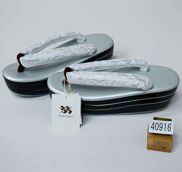 草履 ヒール高 3枚芯 3段 白レース鼻緒 フリーサイズ 24.0cm 適合足サイズ23.0～24.5cm 黒×銀 新品 (株) 安田屋 NO40916