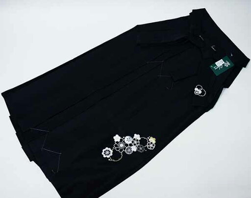 袴 刺繍袴 雪輪と桜 単品 女性用 行灯袴 袴丈87cm 91cm 95cm S M L 黒色 ヘラあり 卒業式 新品(株)安田屋 NO42157 袴 刺繍袴 雪輪と桜 単品 女性用 行灯袴 袴丈87cm 91cm 95cm S M L 黒色 ヘラあり 卒業式 新品(株)安田屋 NO42157