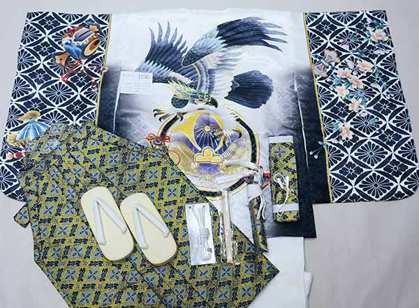 項目 五歳羽織袴フルセット ・羽織 ・着物 ・長襦袢 ・袴 ・草履 ・角帯 ・扇子 ・短剣 ・羽織紐 ・お守り 品質 すべて新品　仕立て上がり（すぐ着用できます） ※既製品ですが、上げはとられていないので、一般的な三歳〜五歳サイズですとお直し（肩上げ腰上げ）が必要です ★綸子地に金糸で彩られた豪華な柄がキラリと光る祝着です。 綺麗な染料で染色されていて、とても見栄えが良いです♪ ★羽織、着物、袴の表地に高質ポリエステルを使用 ・高質ポリエステルの特徴 1.正絹と比べても見劣りしません。 （むしろ低質な正絹よりも高質ポリエステルの方が、見栄えが断然良いです。） ※ポリエステルより正絹が良い品質とされたのは、昔のこと。 近年の合繊技術向上により、ほとんど見劣ることがございません。 2.合繊であるため正絹と比べて保存状態が良く、長い時間を経ても状態が変化しにくいです。 3.万一、汚れても洗うことができます。 その場合は、クリーニングに出すことをお勧めいたしますが、正絹より安価で取り扱っていただけます。 ★豪華でお洒落な地紋の紋袴 羽織、着物、長襦袢、袴→表裏地ともに高質ポリエステル100％ 草履→合皮素材 サイズ ■羽織丈約65cm 裄丈約55cm 袖丈約57cm 着物丈約105cm 袴丈約60cm 適合身長95cm〜125cm ■草履18cm（フリーサイズ） ※着丈＝背中首のゴリゴリ部分から、足くるぶしまでの長さ ※裄丈＝腕を斜め45度下げた状態で、背中首ゴリゴリ部分から、肩上を通して、手くるぶしまでの長さ※草履サイズの交換可能です。 詳しくは下段の「草履の交換」をご確認ください。 仕立て 上記サイズにて合う場合はこのままでもご着用できますが、お子様の身長にあわせて無料でお直し承ります。 5日間ほどで、お仕立て可能です。 ※一般的に3歳、5歳のお子様は、お仕立て（お直し）が必要です。 1．お仕立て（肩上げ）のみ身長108cm以上～推奨 ※おはしょりの簡単な着付けができる場合はこちらを推奨します。 2．お仕立て（肩上げ、腰上げ、羽織丈上げ全て）身長95cm以上～推奨　　 ※お子様の身長が106cm以下の場合はこちらを推奨します。 106cm以上でも着付けを容易にする場合は全てお直しを推奨します。 ご希望のお客様は「お子様の身長」をご連絡ください。 最適寸法を連絡後、お直しいたします。 ※お仕立て（直し）は国内の縫製所（プロの縫い子）に依頼してます。 ※羽織、着物、長襦袢いずれも丈直し承ります。 2をご選択頂いた場合は全てお直し致します。 ※ご要望の場合は、プルダウンメニューから選択できます。 紋入れ 半衿 足袋 腰紐 草履の交換 袴変更可能 着付け説明書 ■家紋は別途￥6600で入れることができます。（五つ紋を入れます） ご要望の方は家紋名をお知らせください。6〜8日間のお時間をいただきます。 ※紋は、染め紋（摺り込み紋）になります。 ※注文フォームの備考欄に『家紋の種類』をご明記ください。 又は、「メール（aji_net@khaki.plala.or.jp）」「お電話」どちらでも結構ですので、ご連絡ください。 (家紋名が分からない場合は、家紋の画像を添付ファイル又はFAXでお送りください。) ■半衿は別途ちりめん地￥1000又は無地￥500でご用意することができます。 ・半衿をご要望でお仕立て（肩上げ、腰上げ）を依頼されている場合、工賃無償で長襦袢に半襟縫いつけさせていただきます。 ・お仕立て（肩上げ、腰上げ）を依頼されなくとも、半衿縫い付けのみも工賃￥680で承ります。 ・お客様ご自身で縫われる場合は、以下サイトをご参考ください。 https://item.rakuten.co.jp/yasudaya589/c/0000000130/ ■足袋は2種類からご用意できます。 1．ソックスタイプの足袋：別途￥580 17〜18cm、19〜20cm 2．こはぜ付本格足袋（日本製）：別途￥150017〜18cm、19〜20cm ■男児用腰紐1本：別途￥240 ■草履は、16.5cmもしくは19cmに変更することができます。 ※草履は、靴と異なり、足のサイズにあわせる必要はございません。 草履サイズより0.5cm程度大きくても着用できます。 ■袴の変更が可能です。 ■ご希望であれば「着付け」の説明書をお付けいたしております。（無料） ※ご要望の場合は、プルダウンメニューから選択できます。 ご注文内容確認後、当店より合計金額をメールにてお知らせ致します。 お客様の声 安田屋ではお客様の声を強く反映しております。 ご購入されたお客様の声をご参考ください お客様の声リンク 返品 もしも見た目と違ってたら・・・、思ってたものと違ってたら・・・・。 そんな場合がありましたら、ご返品を承ります。 ※その際には、送料のみご負担ください。（元払いでご返送いただければ、結構でざいます。） ※返品は未仕立てに限ります。 ※ご返品の際には、商品到着後8日以内にご連絡ください。 在庫 当店で出品されている商品はほとんど同一商品の在庫を持ちあわせておりませんので、ご注意ください。 また、当店は実店舗が存在しております。 基本的に出品中の商品を実店舗に来られたお客様がご購入された場合は、直ちに楽天から取り下げておりますが、取り下げる前にご購入されてしまった場合、その商品をお届けできない場合がありますのでご了承ください。