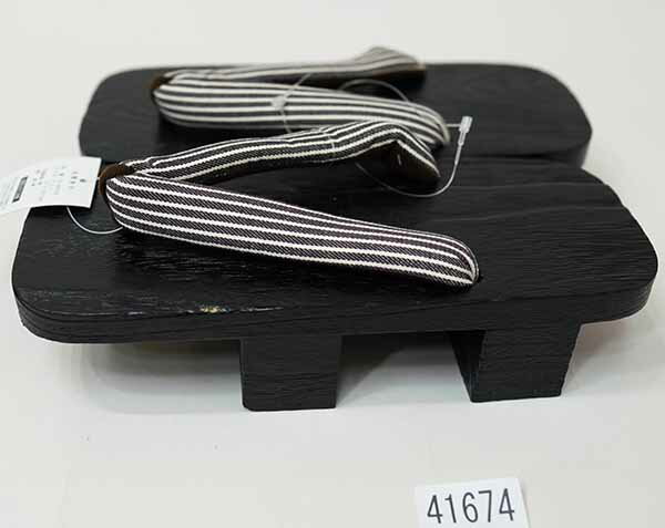 下駄 黒塗り 桐下駄 二本歯 男性用 フリーサイズ 適合足サイズ25.5～26.5cm 縞 茶色 着物 浴衣 新品（株）安田屋 NO41674