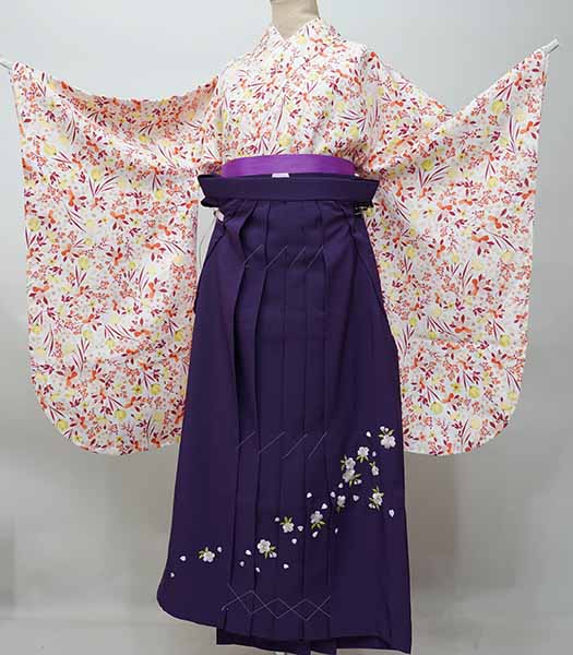 セット項目 二尺袖着物袴フルセット ジュニア用 ・二尺袖着物 ・二尺袖長襦袢（半襟付き） ・重ね衿 白（着物に縫いつけられています） ・付け紐2本（着物縫付済） ・袴 ・袴下帯（浴衣帯にも使用できます） 品質 ・新品 　・刺繍袴 ★華やかな花柄が描かれた品質高い一品です。 ★表地、裏地、袴地ともにポリエステル100％ ★刺繍で彩られた袴 ※当店では現物と写真画像の色、イメージに相違がないよう撮影に工夫を凝らしておりますが、より詳しいお色説明をご希望のお客様は 「楽天市場設置の問い合わせ」「メール（aji_net@khaki.plala.or.jp）」「お電話」「FAX」にて、御質問ください。 サイズ ■160サイズ ・着物：身丈約109cm 袖丈77cm 裄丈68cm ・袴サイズ Mサイズ：袴下91cm（適合身長：約153cm〜160cm） Sサイズ：袴下87cm（適合身長：約145cm〜153cm） ※上記適合サイズ外の場合でもご要望のサイズに承ることが可能ですのでご相談ください。 ※ご希望の袴丈サイズをプルダウンメニューから選択下さい。 袴色変更可 ★袴の色変更が可能です。 （変更に伴う価格の変動はございません） ※袴の色指定が無い場合は、商品画像1枚目で使用している袴の色でご用意させていただきます ※ご要望の場合は、プルダウンメニューから選択できます。 袴下帯 変更可能 着付け小物セット ★黄色×赤のリバーシブル帯（単色無地）にも変更可能です。 （変更に伴う価格の変動はございません） ★着付け小物セットを別途￥4400でご用意できます。 ※ご要望の場合は、プルダウンメニューから選択できます。 ご注文内容確認後、当店より合計金額をメールにてお知らせ致します。 草履 髪飾り 巾着 足袋 ★草履、髪飾り、巾着、足袋は以下サイトでご紹介しています。 →草履はこちら →髪飾りはこちら →巾着はこちら →足袋はこちら ※ご要望のお客様は、「オーダーフォーム備考欄」「メール（aji_net@khaki.plala.or.jp）」「お電話」「FAX」いずれの方法でご連絡ください。変更させていただきます。 &nbsp;参考価格 参考価格5万円前後の商品です お客様の声 安田屋ではお客様の声を強く反映しております。 ご購入されたお客様の声をご参考ください お客様の声リンク 返品 もしも見た目と違ってたら・・・、思ってたものと違ってたら・・・・。 そんな場合がありましたら、ご返品を承ります。 ※その際には、送料のみご負担ください。（元払いでご返送いただければ、結構でざいます。） ※返品は未仕立てに限ります。 ※ご返品の際には、商品到着後三日以内にご連絡ください。 在庫 当店で出品されている商品は　ほとんど同一商品の在庫を持ちあわせておりませんので、ご注意ください。 また、当店は実店舗が存在しております。 基本的に出品中の商品を実店舗に来られたお客様がご購入された場合は、直ちに楽天から取り下げておりますが、 取り下げる前にご購入されてしまった場合、その商品をお届けできない場合がありますのでご了承ください。
