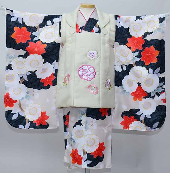 七五三 三歳 三才 女児 被布着物フルセット 染め加工日本 被布に刺繍入り 黒地×アイボリー 女の子 3歳 3才 祝着 お仕立て無料 新品(株)安田屋 NO41...