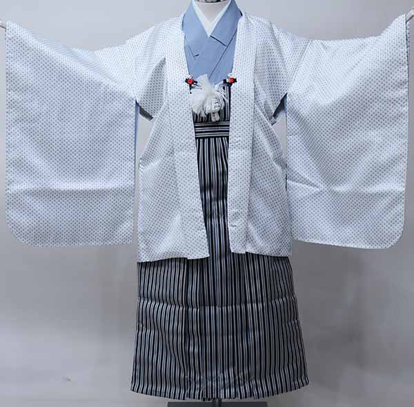 項目 五歳羽織袴フルセット ・羽織 ・着物 ・長襦袢 ・袴 ・草履 ・角帯 ・扇子 ・短剣 ・羽織紐 ・お守り 品質 すべて新品　仕立て上がり（すぐ着用できます） ※既製品ですが、上げはとられていないので、一般的な三歳〜五歳サイズですとお直し（肩上げ腰上げ）が必要です ★光沢のある白地の羽織は菱文様に黒い糸で刺繍が施されています。 ★ミニ アンサンブル ★羽織、着物、袴の表地に高質ポリエステルを使用 ・高質ポリエステルの特徴 1.正絹と比べても見劣りしません。 （むしろ低質な正絹よりも高質ポリエステルの方が、見栄えが断然良いです。） ※ポリエステルより正絹が良い品質とされたのは、昔のこと。 近年の合繊技術向上により、ほとんど見劣ることがございません。 2.合繊であるため正絹と比べて保存状態が良く、長い時間を経ても状態が変化しにくいです。 3.万一、汚れても洗うことができます。 その場合は、クリーニングに出すことをお勧めいたしますが、正絹より安価で取り扱っていただけます。 ★豪華でおしゃれな縞袴 羽織、着物、長襦袢、袴→表裏地ともに高質ポリエステル100％ 草履→合皮素材 サイズ ■羽織丈約59cm 裄丈約53cm 袖丈約48cm 着物丈約73cm 袴丈約60cm（紐下） 適合身長95cm〜115cm ■草履18cm（フリーサイズ） ※着丈＝背中首のゴリゴリ部分から、足くるぶしまでの長さ ※裄丈＝腕を斜め45度下げた状態で、背中首ゴリゴリ部分から、肩上を通して、手くるぶしまでの長さ ※草履サイズの交換可能です。 詳しくは下段の「草履の交換」をご確認ください。 仕立て 上記サイズにて合う場合はこのままでもご着用できますが、お子様の身長にあわせて無料でお直し承ります。 5日間ほどで、お仕立て可能です。 ※一般的に3歳、5歳のお子様は、お仕立て（お直し）が必要です。 1．お仕立て（肩上げ）のみ身長108cm以上～推奨 ※おはしょりの簡単な着付けができる場合はこちらを推奨します。 2．お仕立て（肩上げ、腰上げ、羽織丈上げ全て）身長95cm以上～推奨　　 ※お子様の身長が106cm以下の場合はこちらを推奨します。 106cm以上でも着付けを容易にする場合は全てお直しを推奨します。 ご希望のお客様は「お子様の身長」をご連絡ください。 最適寸法を連絡後、お直しいたします。 ※お仕立て（直し）は国内の縫製所（プロの縫い子）に依頼してます。 ※羽織、着物、長襦袢いずれも丈直し承ります。 2をご選択頂いた場合は全てお直し致します。 ※ご要望の場合は、プルダウンメニューから選択できます。 紋入れ 半衿 足袋 腰紐 草履の交換 着付け説明書 ■家紋は別途￥6600で入れることができます。（五つ紋を入れます） ご要望の方は家紋名をお知らせください。6～8日間のお時間をいただきます。 ※紋は、染め紋（摺り込み紋）になります。 ※注文フォームの備考欄に『家紋の種類』をご明記ください。 又は、「メール（aji_net@khaki.plala.or.jp）」「お電話」どちらでも結構ですので、ご連絡ください。 (家紋名が分からない場合は、家紋の画像を添付ファイル又はFAXでお送りください。) ■半衿は別途ちりめん地￥1000又は無地￥500でご用意することができます。 ・半衿をご要望でお仕立て（肩上げ、腰上げ）を依頼されている場合、工賃無償で長襦袢に半襟縫いつけさせていただきます。 ・お仕立て（肩上げ、腰上げ）を依頼されなくとも、半衿縫い付けのみも工賃￥680で承ります。 ・お客様ご自身で縫われる場合は、以下サイトをご参考ください。 https://item.rakuten.co.jp/yasudaya589/c/0000000130/ ■足袋は2種類からご用意できます。 1．ソックスタイプの足袋：別途￥580 17〜18cm、19〜20cm 2．こはぜ付本格足袋（日本製）：別途￥150017〜18cm、19〜20cm ■男児用腰紐1本：別途￥240 ■草履は、16.5cmもしくは19cmに変更することができます。 ※草履は、靴と異なり、足のサイズにあわせる必要はございません。 草履サイズより0.5cm程度大きくても着用できます。 ■ご希望であれば「着付け」の説明書をお付けいたしております。（無料） ※ご要望の場合は、プルダウンメニューから選択できます。 ご注文内容確認後、当店より合計金額をメールにてお知らせ致します。 お客様の声 安田屋ではお客様の声を強く反映しております。 ご購入されたお客様の声をご参考ください お客様の声リンク 返品 もしも見た目と違ってたら・・・、思ってたものと違ってたら・・・・。 そんな場合がありましたら、ご返品を承ります。 ※その際には、送料のみご負担ください。（元払いでご返送いただければ、結構でざいます。） ※返品は未仕立てに限ります。 ※ご返品の際には、商品到着後8日以内にご連絡ください。 在庫 当店で出品されている商品はほとんど同一商品の在庫を持ちあわせておりませんので、ご注意ください。 また、当店は実店舗が存在しております。 基本的に出品中の商品を実店舗に来られたお客様がご購入された場合は、直ちに楽天から取り下げておりますが、取り下げる前にご購入されてしまった場合、その商品をお届けできない場合がありますのでご了承ください。