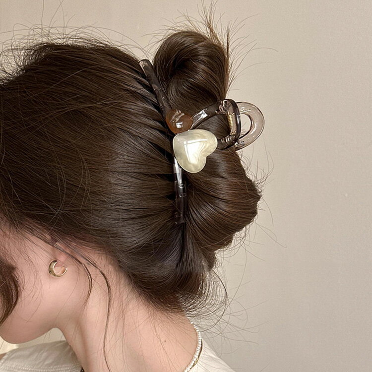 ヘアクリップ 全4色 2サイズあり バンスクリップ ハートモチーフ ヘアアクセサリー 大きい 小さい 大きめ 小さめ 成人式 謝恩会 髪留め 普段使い 髪飾り ...