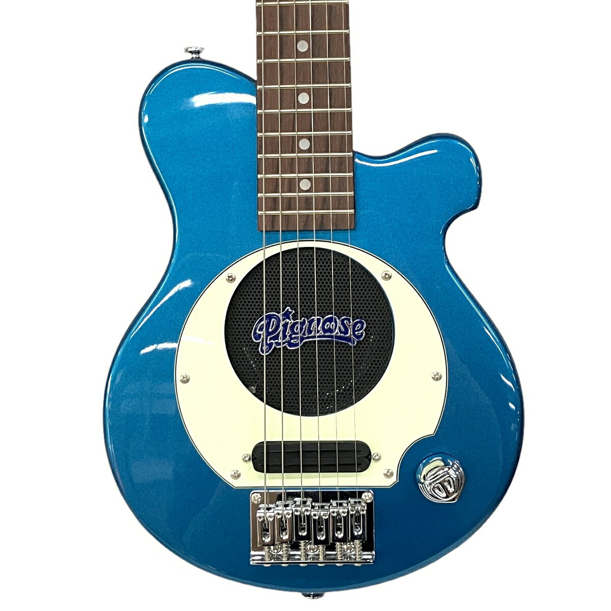 &nbsp; ReReは、 不正商品の排除を目指すAACD日本流通自主管理協会の会員企業です。 メーカー名 Pignose 型番 Travel Guitar コンディションランク A 美品 商品説明 【商品説明】 ピグノーズ・アンプのコンセプトを受け継いだ、アンプ内蔵コンパクトギターの定番モデルです。 10cmスピーカーとパワフルなピックアップを搭載し、このサイズからは想像できないほどのドライブサウンドを生み出します。お馴染みの「豚鼻」ボリュームノブは、プッシュプルスイッチ(内蔵アンプのON/OFF)を兼ねており、操作も簡単。 ヘッドホン端子も装備しており、旅のお供やご自宅での練習用にも最適な一本です。【初期動作保証】ReReでは商品ページに記載のない不備や破損が見られた場合は、 速やかに返品返金対応致しますので、安心してご購入頂けます。【状態について】使用感の少ない、綺麗な商品でございます!前所有者様より、ご購入後未使用の状態で保管されていた商品と伺っております。保管状態など鑑みて、中古美品として出品させていただいております。【付属品】 ソフトケース ※付属品に関しては画像にてご確認いただけるものが全てとなっております。※一部商品は在庫自動連携しているため、ご購入後に在庫がない場合がございます。 ご了承の上、ご購入くださいませ。 特記事項 こちらの商品の状態、詳細に関しましては画像及びコンディションランクをご参照下さい。ぜひこの機会にお求め下さいませ。 ※その他、付属品の有無、メーカー保証書の有無は商品説明本文をご参照ください。カテゴリ:ギター