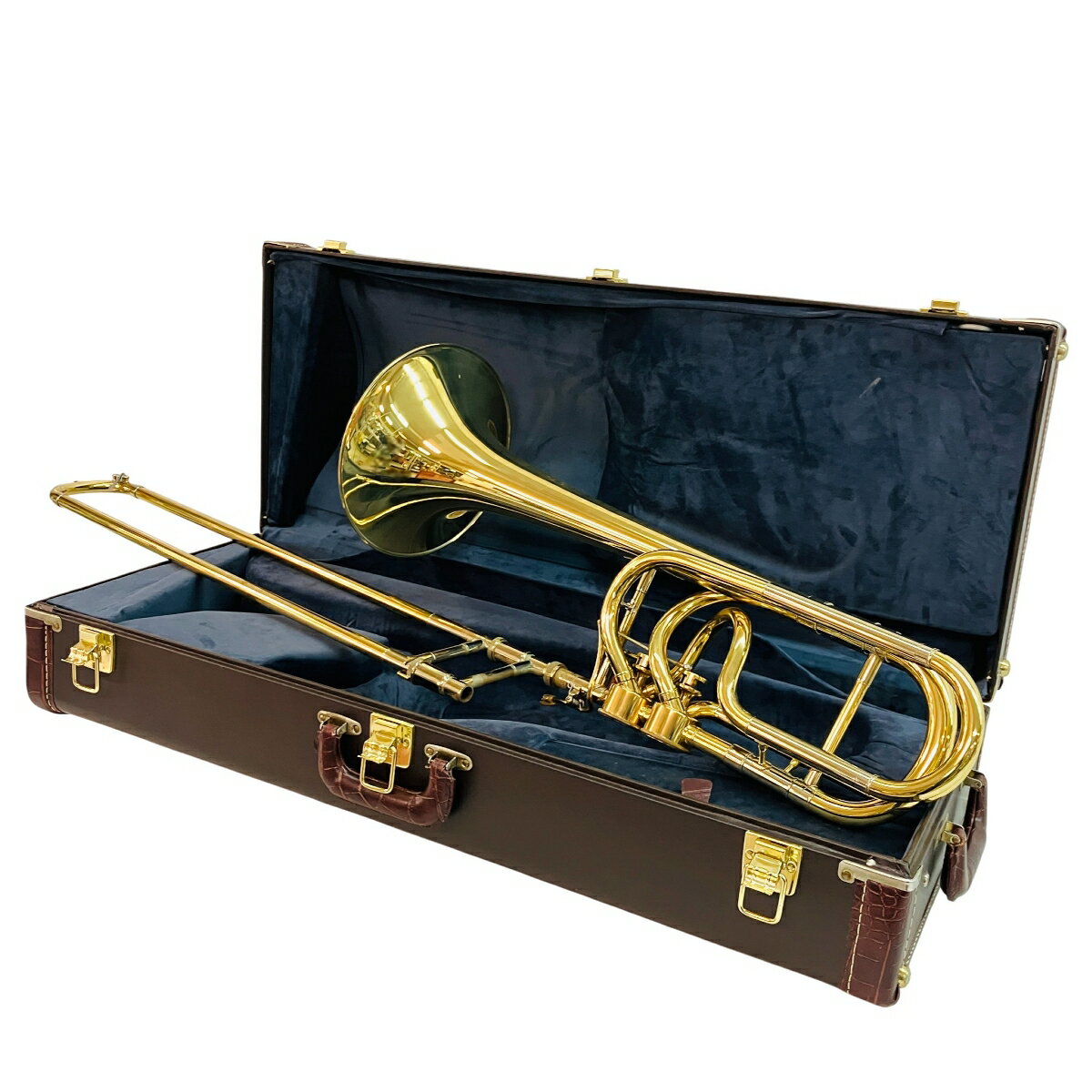 &nbsp; ReReは、 不正商品の排除を目指すAACD日本流通自主管理協会の会員企業です。 メーカー名 V.Bach 型番 Stradivarius Model 50 50A3 GL メーカー保証 なし シリアル 214167 コンディションランク C 一般中古 商品説明 王道でありながら妥協のない完成度を誇るバストロンボーンです。太く芯のある低音、オーケストラの中で自然に溶け込みつつも確実に存在感を放つ響きは、まさにBachらしさの結晶です。ハグマンバルブによるスムーズな息の流れと優れたレスポンスは、重厚なパッセージから繊細な表現まで自在に支配できます。ゴールドラッカー仕上げが生む温かく深い音色は、奏者の音楽性をそのまま拡張してくれる一本であり、信頼できる相棒として、長く寄り添える名器です。是非いかがでしょうか。【初期動作保証】ReReでは商品説明や画像では確認できない不備や破損が見られた場合は、商品到着(お引渡し)日を含んだ7日以内に取引メッセージよりご連絡いただけますと速やかに返品返金対応致しますので、安心してご購入頂けます。【状態について】多少の擦り傷、小さな打痕、ヘコミ、使用傷、サビなどがやや見受けられます。大きな変形や歪み、破損等は見られません。安全なクリーナーにて簡易清掃を行ってお届けさせていただきます。※スライド管・Fレバー、抜き差し管の固着などはなく、スムーズに動く状態です。【動作について】スライドを取り付け、操作のみ確認しております。※マウスピースが無いため、試奏は未確認となります。【付属品】ハードケース(純正)※マウスピースは付属しておりません。※付属品に関しては画像にてご確認いただけるものが全てとなっております。※一部商品は在庫自動連携しているため、ご購入後に在庫がない場合がございます。ご了承の上、ご購入くださいませ。 特記事項 こちらの商品の状態、詳細に関しましては画像及びコンディションランクをご参照下さい。ぜひこの機会にお求め下さいませ。 ※その他、付属品の有無、メーカー保証書の有無は商品説明本文をご参照ください。カテゴリ:楽器