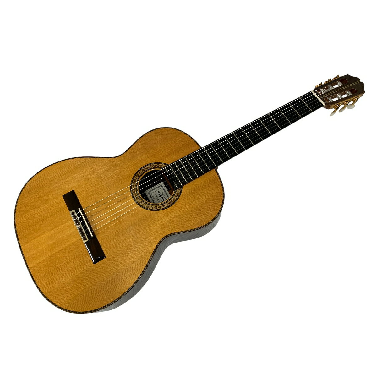 &nbsp; ReReは、 不正商品の排除を目指すAACD日本流通自主管理協会の会員企業です。 メーカー名 河野ギター製作所 型番 SAKURAI SPECIAL シリアル EA0220 コンディションランク C 一般中古 商品説明 【初期動作保証】ReReでは商品説明や画像では確認できない不備や破損が見られた場合は、商品到着(お引渡し)日を含んだ7日以内に取引メッセージよりご連絡いただけますと速やかに返品返金対応致しますので、安心してご購入頂けます。【商品について】現代日本を代表する名工、桜井正毅氏によって製作された「SAKURAI SPECIAL」クラシックギターです。桜井氏の工房から生み出されるギターは、繊細かつ豊潤な響きで、多くのプロギタリストから高い評価を得ています。2000年製の本機は、熟成された木材がもたらす深みのある音色が魅力。本格的な演奏を追求される方に捧げる、至高のクラシックギターをこの機会にご検討ください。【状態について】使用や保管に伴い、ボディに打痕や擦り傷といった使用感が見受けられます。フレット残:70%程度残ネックの反り:やや順反り弦高(12フレット):1弦:約3mm 6弦:約4mm重量:約1.65kg【動作について】各ポジションでの音詰り、ビビリなどございません。【付属品】セミハードケース(鍵なし)ストラップ保証書(塗りつぶしあり)※付属品に関しては画像にてご確認いただけるものが全てとなっております。※一部商品は在庫自動連携しているため、ご購入後に在庫がない場合がございます。ご了承の上、ご購入くださいませ。 特記事項 こちらの商品の状態、詳細に関しましては画像及びコンディションランクをご参照下さい。ぜひこの機会にお求め下さいませ。 ※その他、付属品の有無、メーカー保証書の有無は商品説明本文をご参照ください。カテゴリ:ギター