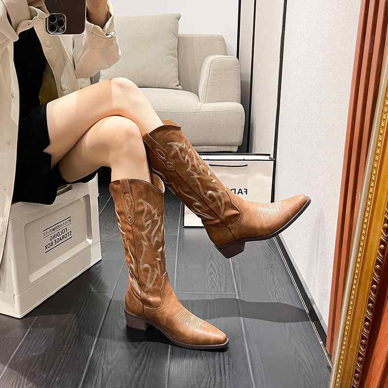 Western - ウエスタンブーツ レディース 革 刺繍 チャンキーヒール ポインテッドトゥ 太ヒール 脚長見え 履きやすい サイドステッチ ミドル丈 ウエスタン調 プルオン Vカット カジュアル 牛革 筒周りゆったり 秋冬コーデ 街歩き 歩きやすい ヒール ア