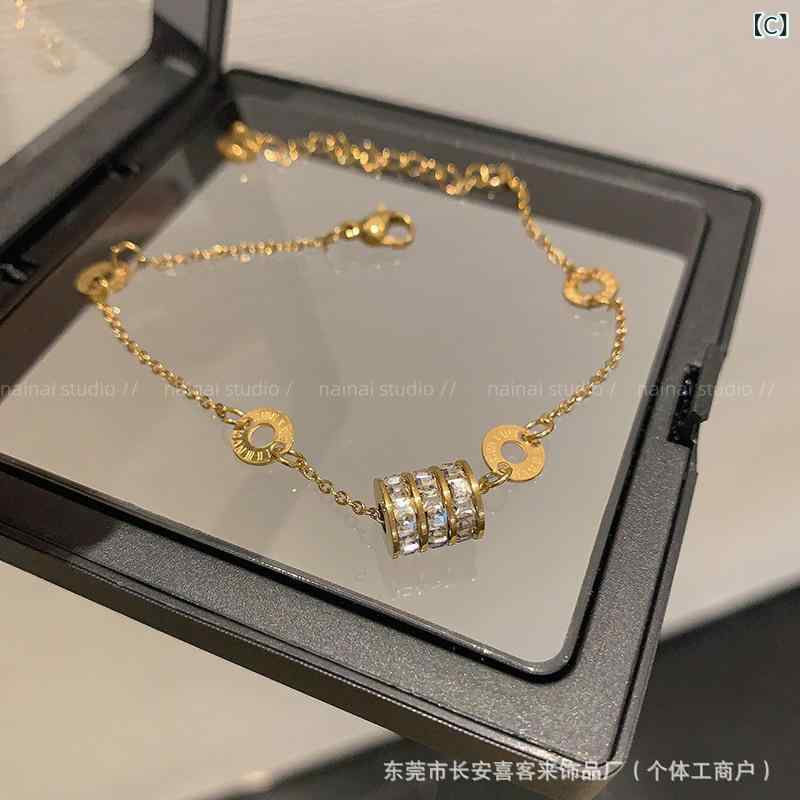 ブレスレット レディース 18Kコーティング 刻印入り 華奢 手元を彩る ゴールドアクセサリー 腕輪 ローマ数字 四葉のクローバーモチーフ チタン鋼製 シンプル スタイリッシュ オフィス カジュアル お出かけ デート 重ね付けしやすい 肌馴染みの良いデザ 3