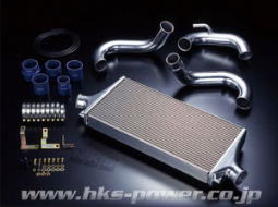 商品情報【商品名】HKS INTERCOOLER KIT エッチケーエス インタークーラーキット【設定車種】対応車種： NISSAN SILVIA 適応型式： S14 エンジン型式： SR20DET 年式： 1993/10〜1998/12＜タイプ＞ S Type ＜サイズ＞ 600×244×65mm ＜取付位置＞ 前置き ＜備考＞ ●バッテリーサイズ変更必要：34B19L ●リアワイパー装着車： 　　別途ウォッシャータンク 　　（日産純正部品）必要 ●後期HAICAS可 ●純正フォグランプ不可 【納期】こちらの商品はメーカー取寄せです。メーカーに在庫がある場合で数日程でご用意可能です。但し、メーカーが在庫を切らしている場合や一部の受注生産品は商品のご用意にお時間が掛かる場合がございます。※ お急ぎご入用の場合にはご注文前に一度納期をお問合せ下さい。【配送】● 個人宅への配送は送料：1,650円(税込)をご負担いただきます。商品の梱包サイズ、お届け先によりましては更に追加送料をご負担いただく場合がございます。また、個人宅への配送を承れない場合もございますので予めご了承くださいませ。● お届け先を車関連の法人様（カーショップ、カーディーラー、整備工場、など）にご指定いただければ、HKSより直送での配送が可能です。車関連の法人様へ直送の場合、お届けまでの時間が短縮され、送料のご負担も無くオススメです。※ 直送を希望される場合はお届け先に会社名/ご担当者様/住所/電話番号（携帯電話不可）をご入力下さい。直送の場合は代金引換ではお承りできませんので、代金引換以外のご決済方法をご選択下さい。● 北海道、沖縄県、島嶼部、遠隔地につきましてはお届け先に関係なく追加送料が発生する場合がございます。商品の梱包サイズ、お届け先により追加送料が異なりますので事前にご確認をお願いします。【注意事項】★ 御注文をいただける際には装着可否もございますので装着予定の車種、グレード、年式、型式、をご記入下さいませ。● 通信販売お取扱店舗矢東タイヤ富士店（TEL：0545-72-0123）お電話でのお問い合わせは上記店舗宛てにお願いします。● こちらの商品は通信販売のみのお取り扱いです。店頭でのお取り付けはお承りしておりません。＜車検について＞製品のご使用はユーザー様の責任において道路運送法の保安基準の合致内容をご理解の上ご使用下さい。※掲載写真は商品イメージです。品番、仕様により構成パーツ、部品点数は現品と異なります。HKS INTERCOOLER KITエッチケーエス インタークーラーキット★こちらの商品の詳しい説明は HKS ホームページをご覧ください★こちらの商品のお問合せは矢東タイヤ富士店（TEL：0545-72-0123）まで