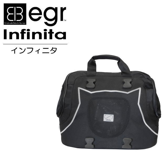 商品情報【商品名】egr Infinitaイージーアール インフィニタ【詳細】■スペック 寸法：46×25×34cm本体：0.8kg耐荷重目安：およそ6kg ■備考- 【納期】こちらの商品はメーカー取寄せです。メーカーに在庫がある場合で3〜4日程でご用意可能です。但し、メーカーが在庫を切らしている場合には商品のご用意にお時間が掛かる場合がございます。※ お急ぎご入用の場合にはご注文前に一度納期をお問合せ下さい。【注意事項】● 通信販売お取扱店舗矢東タイヤ裾野店（TEL：055-997-5151）お電話でのお問い合わせは上記店舗宛てにお願いします。※掲載写真は商品イメージです。ディスプレイ環境によって実際とは多少異なる場合がございますのでご了承ください。egr Infinitaイージーアール インフィニタ■Infinita （インフィニタ）インフィニタは、軽い上に∞（無限）のマークのようにファスナーが開きます。ファスナーの動きが途切れる事がなく、ほぼ全開な状態になるのでとても簡単にペット出し入れすることができます。両サイドにあるメッシュウインドウを取り外すことなく、完全に開けたままにすることができるのでメッシュウインドウをなくすということもありません。また、内部にはペットの飛び出し防止のためのリード留めが装備されています。アタッチメントの装備方法を変えるだけで、ボストンバックとしてだけでなく、ショルダーバック・リュックサックとしても使用することができ、さらに車のシートにも取り付け可能です。メッシュウインドウは、ペットがひっかいても破れづらい素材を使用しています。★こちらの商品のお問合せは矢東タイヤ裾野店（TEL：055-997-5151）まで