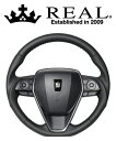 商品情報【商品名】REAL STEERING PREMIUM SERIESレアル ステアリング プレミアムシリーズ【設定車種】 対応車種：DAIHATSU ALTIS 適応型式： 70系 年式： 2017/7〜【特長】 ＜スペック＞ ● ブラックユーロステッチ● ソフトDシェイプ● 小径● ガングリップ● ウォルスドルフナッパレザー● ユーロステッチ ＜備考＞● エアバッグ/パドルシフト/スイッチ/カバー類は純正再使用● ステアリングヒーター非対応 【納期】こちらの商品はメーカー取寄せです。メーカーに在庫がある場合は数日でご用意可能です。但し、メーカーが在庫を切らしている場合には商品のご用意にお時間が掛かる場合がございます。※ お急ぎご入用の場合にはご注文前に一度納期をお問合せ下さい。【注意事項】★ 御注文をいただける際には装着可否もございますので装着予定の車種、グレード、年式、型式、をご記入下さいませ。● 通信販売お取扱店舗王子店（TEL：03-5249-0810）お電話でのお問い合わせは上記店舗宛てにお願いします。● こちらの商品は通信販売のみのお取扱いです。店頭でのお取付作業はお承りしておりませんので予めご了承下さいませ。＜車検について＞製品のご使用はユーザー様の責任において道路運送法の保安基準の合致内容をご理解の上ご使用下さい※掲載写真は商品イメージです。サイズ、仕様により現品と異なる場合がございます。REAL STEERINGレアル ステアリング★こちらの商品のお問合せは矢東タイヤ王子店（TEL：03-5249-0810）まで