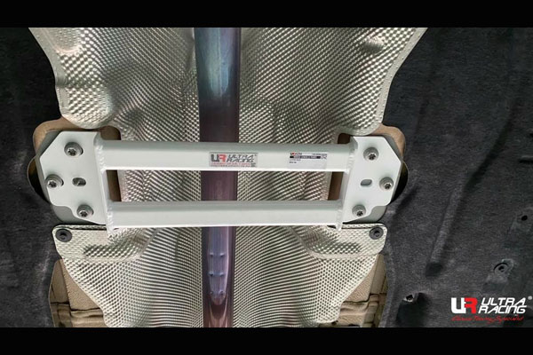 商品情報 【商品名】 Ultra Racing Middle Member Bracesウルトラレーシング ミドルメンバーブレース 【設定車種】 対応車種 ： BMW 2シリーズ F44 年式 ： 2019/10〜 型式 ： 7K15 【備考】 - 【納期】こちらの商品はメーカー取寄せです。メーカーに在庫がある場合で3〜4日程でご用意可能です。但し、メーカーが在庫を切らしている場合には商品のご用意にお時間が掛かる場合がございます。※ お急ぎご入用の場合にはご注文前に一度納期をお問合せ下さい。 【注意事項】 ★ 御注文をいただける際には装着可否もございますので装着予定の車種、グレード、年式、型式、をご記入下さいませ。 ● 通信販売お取扱店舗練馬店(日曜定休)(TEL：03-3999-3105)お電話でのお問い合わせは上記店舗宛てにお願いします。＜車検について＞製品のご使用はユーザー様の責任において道路運送法の保安基準の合致内容をご理解の上ご使用下さい。※掲載写真は商品イメージです。品番、仕様により現品と異なる場合がございます。Ultra Racing Middle Member Bracesウルトラレーシング ミドルメンバーブレース★こちらの商品のお問合せは矢東タイヤ練馬店(日曜定休)（TEL：03-3999-3105）まで