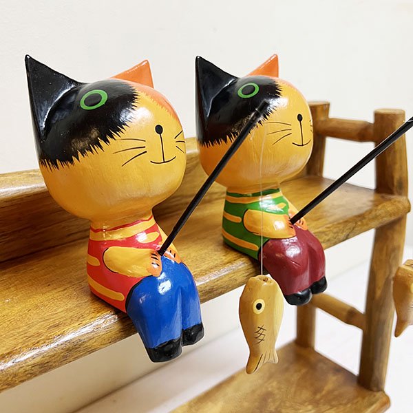 Rakuten - ★レビューで特典★アジアン バリ 雑貨 ♪ボーダー洋服の魚釣りネコ（赤・緑）♪ インテリア おしゃれ ナチュラル リゾート トライバル ホテルライク 置き物 オブジェ アニマル バリ猫