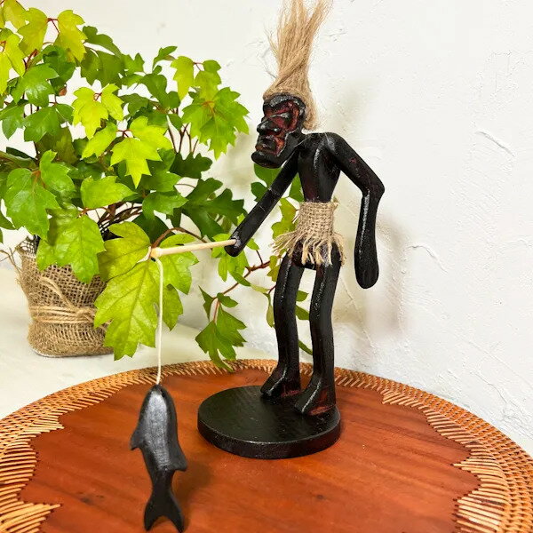 一刀彫り 魚釣りの男 置物