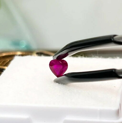 ルビー ハートシェイプ 0.804CT<オマケ付き / 鑑別書別売>♪ 天然石 ルース 宝石 ジェム 裸石 パワーストーン アクセサリーパーツ ルビー ハートシェイプ 0.804CT<オマケ付き / 鑑別書別売>♪ 天然石 ルース 宝石 ジェム 裸石 パワーストーン アクセサリーパーツ