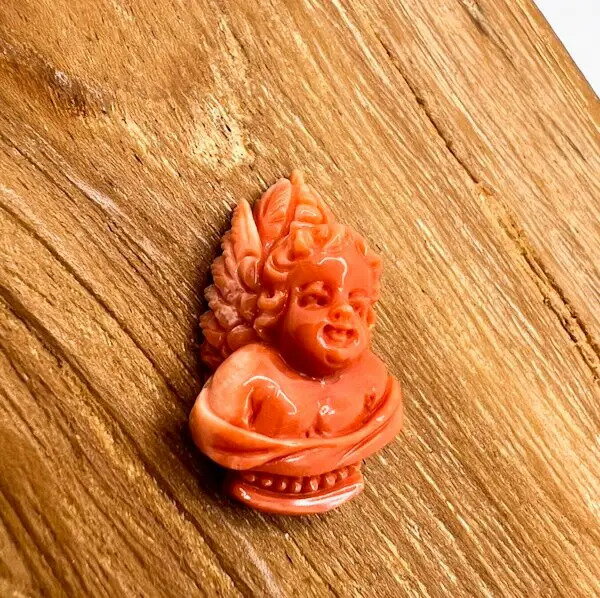 ★レビューで特典★天然珊瑚彫刻(天使) カメオ F9タイプ 30.5mm×18.6mm<オマケ付き / 鑑別書別売>♪ 宝石 天使雑貨 ヨーロピアン 記念品 お...