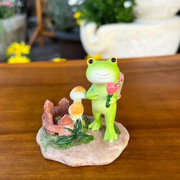 Rakuten - ★レビューで特典★薔薇をくれる紳士カエルくん♪ 置き物 オブジェ 玄関 リビング トイレ 寝室 インテリア おしゃれ ナチュラル カフェ リゾート ホテルライク トライバル