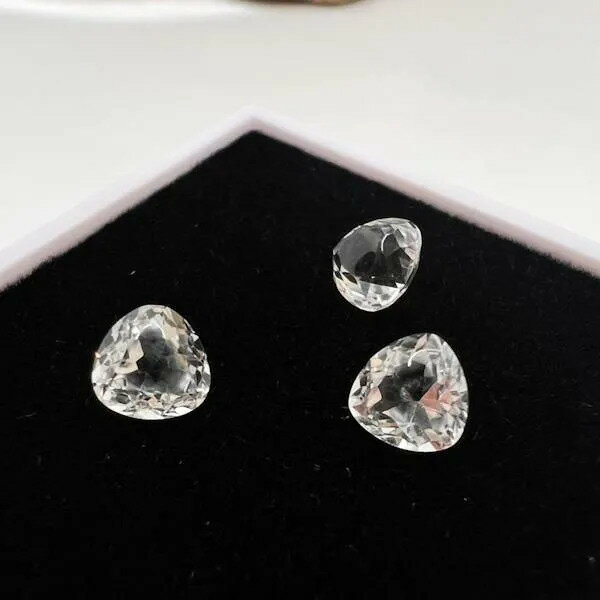 Rakuten - ★期間限定20%OFFセール★【メール便】特価価格！！ホワイトクォーツ ランダム 5,1mm×5,1mm×3,8mm♪ 天然石 ルース 宝石 ジェム 裸石 パワーストーン アクセサリーパーツ