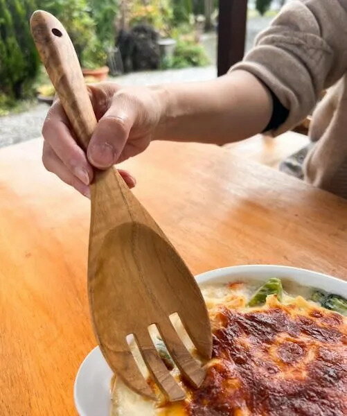 【3個までメール便】無垢 チーク材 サーバーフォーク（26cm）♪ 木製 天然木 サービングフォーク キッチン雑貨 カトラリー 食器 調理器具 インテリア おしゃれ ナチュラル カフェ リゾート ホテルライク トライバル