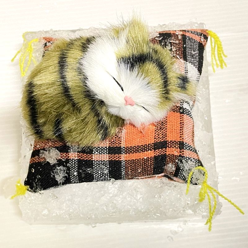 乐天商城 - 眠っちゃだめ！ねこにゃん　雪に埋もれた12cm角の座布団で眠る　可愛い子猫のぬいぐるみ