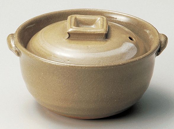 4号深鍋・万古焼土鍋 サイズ：130mm 容量：300cc メーカー在庫確認後の発送となりますので、 お届けの目安は2日から7日となります。 ご了承下さい。 　　万古焼（萬古焼　ばんこやき）は昭和54年に伝統工芸品に指定された、日本でも有名な陶器の一種です。 その特色は陶器と磁器の間の性質を持つ半磁器（せっ器）にあるとされ、その耐熱性の特長を活かした紫泥の急須や土鍋が有名です。 特に土鍋の国内シェアは、7、8割を占めると言われています。