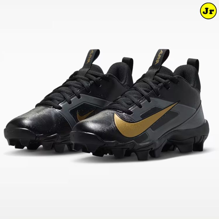 ■商品名 NIKE Alpha Menace Shark Saquon Barkley Model ナイキ アルファ メナス シャーク サクオン・バークレー モデル アメフト 野球 ポイントスパイク スタイル：IU3275-001 ■商品ポイント NIKE Alpha Menace Shark（アルファ メナス シャーク）は、 NFLのスター選手 Saquon Barkley（サクオン・バークレー） の背番号「26」をデザインに取り入れたプレイヤーエディションモデル。 アメリカンフットボール用に設計された ポイントスパイクですが、 柔軟性とトラクションに優れたアウトソールを採用しているため、 野球用スパイクとしても使用可能なモデルです。 ``` アメリカでは、草野球やレクリエーションで野球を楽しむプレーヤーが、 アメフト用クリーツを野球で着用するケースも見られます。 特に、素早いダッシュや切り返し、ストップ動作が求められるスポーツ用シューズとして、 フットボール用スパイクを野球で使用するスタイルも人気です。 Nike Fastflexテクノロジーと ラバースタッドを組み合わせたアウトソールが、 ダッシュ・クイックな方向転換・急停止などの動きをサポート！ アメフトだけでなく、 草野球・トレーニング・マルチスポーツ用スパイクとしても 活躍する一足です。 ``` ■アメフトだけじゃない！野球にもおすすめ！ ●ポイントスパイクだから野球にも使用可能！ アメリカンフットボール用として設計されたモデルですが、 金具ではなく ラバースタッドを採用したポイントスパイク のため、野球での使用にも適しています。 草野球や練習用として、 アメフト用スパイクを野球で使用したい方にもおすすめです。 ●アメリカではフットボールクリーツを野球に使用するスタイルも アメリカの草野球・レクリエーション野球では、 アメリカンフットボール用クリーツを野球で着用するプレーヤー も見られます。 野球専用スパイクにこだわらず、 フットボール用シューズのグリップ力やデザインを活かして プレーボールを楽しむスタイルにもマッチします。 ●ダッシュ・切り返しをサポート Nike Fastflexテクノロジーとラバースタッドの組み合わせにより、 素早いダッシュやクイックなカット、急停止 をサポート！ 野球でのベースランニングや守備時のフットワークにも対応します。 ■特長 ●Saquon Barkley「26」プレイヤーエディション NFLを代表するランニングバック、 サクオン・バークレーの背番号「26」 をフィーチャーしたスペシャルモデル！ フィールドで存在感を放つ、個性的なデザインに仕上げられています。 ●Nike Fastflexテクノロジー アウトソールに採用された Nike Fastflexテクノロジー が足元の柔軟性をサポート！ ダッシュやクイックな方向転換、急停止など、 アグレッシブな動きに対応します。 ●ラバースタッドを採用したポイントスパイク ラバー製のスタッドを採用した ポイントスパイク仕様 アメフトだけでなく、 野球・草野球・トレーニングなど 幅広いフィールドスポーツで活用できます。 ●耐久性とサポート性に優れたアッパー アッパーには 耐久性に優れた合成レザー を採用。 足元をしっかりと支えながら、 長時間のプレーでも快適な履き心地を提供します。 前足部にはモールドパーツを配置し、耐久性を高めています。 ●シューレースと一体化したサイドウイング サイドに配置された ウイングパーツがシューレースと連動 することで、 足をしっかりホールド！ プレート内での安定したフィット感をサポートします。 ●メッシュ×合成レザーの通気性 アッパーには メッシュと合成レザー を組み合わせた素材を採用！ タンと履き口部分にもメッシュを配置し、 プレー中の快適性をサポートします。 ●野球・草野球用としてもおすすめ アメフト用としての高い機動性を活かし、 草野球や練習用の野球スパイク としてもおすすめ！ 野球専用モデルとは一味違うデザインで、 人とは違うスパイクを選びたいプレーヤーにもおすすめです。 ■おすすめの使用シーン ・アメリカンフットボール ・野球 ・草野球 ・野球の練習用 ・トレーニング ・フィールドスポーツ ■商品仕様 ブランド：NIKE/ナイキ 商品名：Alpha Menace Shark Saquon Barkley Model スタイル：IU3275-001 カラー：Black/Dark Grey/White/Metallic Gold 用途：アメリカンフットボール・野球・マルチスポーツ ソール：ラバースタッド（ポイントスパイク） 仕様：ミッドトップカラー/クラシックシューレース ※ご注文前に必ずお読みください※ 【注意事項】 ``` ・当店掲載の商品は、複数のショッピングサイトおよび実店舗でも同時販売しております。 ご注文のタイミングによっては、在庫切れとなる場合がございます。 ・在庫情報は随時更新しておりますが、在庫状況を100％保証するものではございません。 ・万が一、欠品となった場合は当店よりご連絡させていただきます。 ・新品未使用品ではございますが、製品には個体差がある場合がございます。 また、縫製の粗さ・糸のほつれ・汚れ・スレなどが見られる場合がございます。 ・外箱・内箱が付属する商品につきましては、輸送時による多少の傷・汚れ・破れ等が生じる場合がございます。 ・本商品はアメリカンフットボール用として設計されたスパイクです。 野球で使用する場合は、所属するリーグ・大会・施設等の規定をご確認のうえご使用ください。 ・沖縄県・離島につきましては、送料無料対象金額が異なる場合がございます。 ``` メーカー希望小売価格はメーカーカタログに基づいて掲載しています