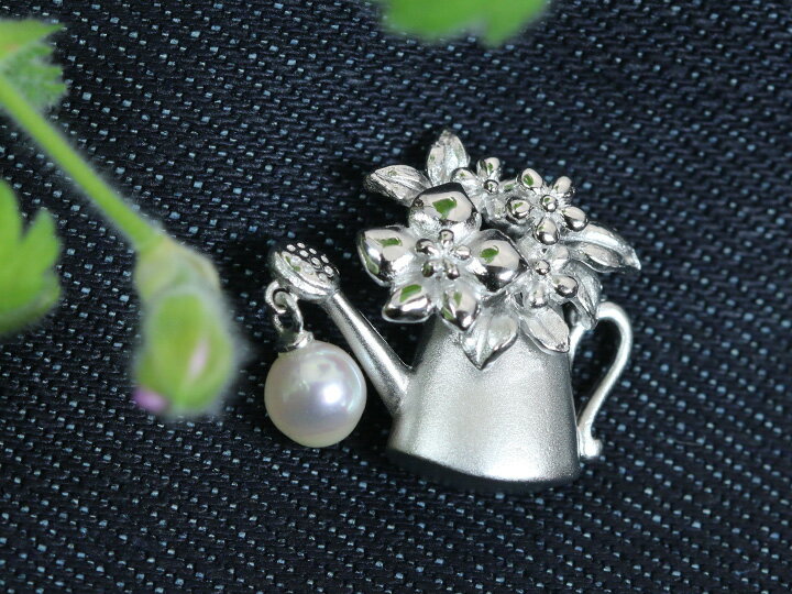 ★ブラックフライデー・ポイント5倍★【ギフト応援プライス】じょうろモチーフ 真珠一粒が揺れるピンタッ..