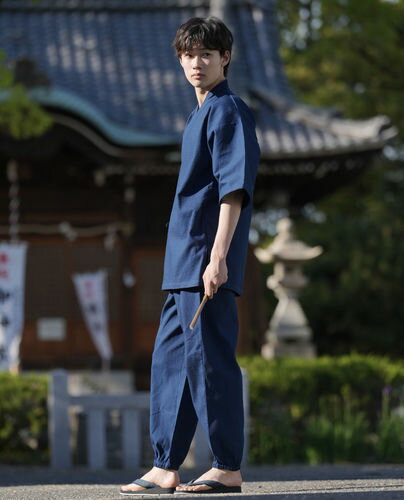 【家紋シール】 貼り付け家紋 「丸に剣梅鉢」 KOM144 黒地の着物用 着物に直接貼れる 男性用(直径 約4cm) ※女性用 子供用に変更可