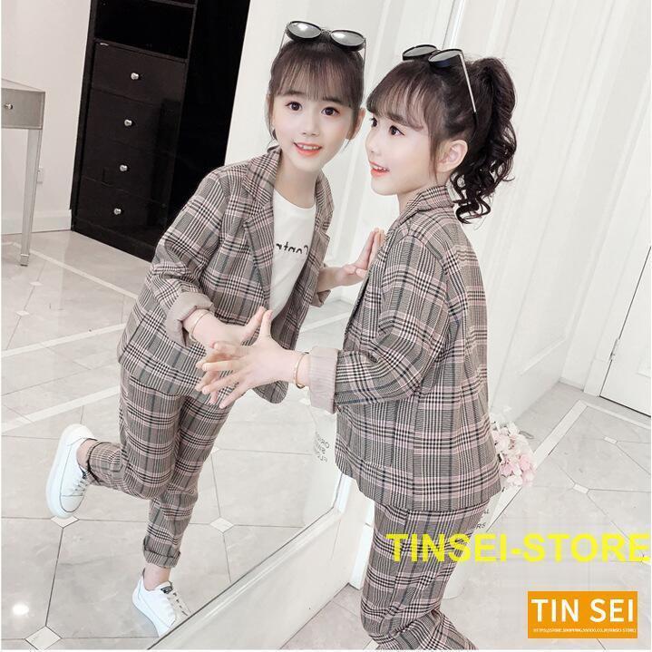 子供スーツ フォーマル 女の子 子供服 セットアップ キッズ おしゃれ 長袖 春秋 2点セット アウター 立ち襟 長ズボン チェック柄 入学式 卒業式 可愛い 通学着 110-160商品説明：■素材：コットン/ポリエステル■セット内容：2点セット(ジャケット+ズボン)▼カラー：画像をご参考ください。 ▼サイズ：画像をご参考ください。▼子供服のsizeは、1?2サイズ上の方をオススメです。注意事項◆洗濯の際は色落ちの可能性がありますので単品手洗いでお願いいたします。◆サイズ表記は手作業にて行っておりますので、 実物と若干の誤差が生じる場合があります。●モニター等の条件により、画面上と実物では色味が異なって 見える場合がございます。あらかじめご了承下さい。◆生地にプリントや染めの加工を施しておりますので、細かい染めの不着やプリントの欠けがある場合がございますが不良品の対象ではございません。※初期不良品以外、イメージ、サイズや色の感じ違いの理由など、キャンセルや返品はお受けることができません。子供スーツ フォーマル 女の子 子供服 セットアップ キッズ おしゃれ 長袖 春秋 2点セット アウター 立ち襟 長ズボン チェック柄 入学式 卒業式 可愛い 通学着 110-160商品説明：■素材：コットン/ポリエステル■セット内容：2点セット(ジャケット+ズボン)▼カラー：画像をご参考ください。 ▼サイズ：画像をご参考ください。▼子供服のsizeは、1?2サイズ上の方をオススメです。注意事項◆洗濯の際は色落ちの可能性がありますので単品手洗いでお願いいたします。◆サイズ表記は手作業にて行っておりますので、 実物と若干の誤差が生じる場合があります。●モニター等の条件により、画面上と実物では色味が異なって 見える場合がございます。あらかじめご了承下さい。◆生地にプリントや染めの加工を施しておりますので、細かい染めの不着やプリントの欠けがある場合がございますが不良品の対象ではございません。※初期不良品以外、イメージ、サイズや色の感じ違いの理由など、キャンセルや返品はお受けることができません。