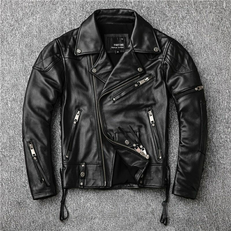 品名：メンズ本革革ジャン 素材：牛革 カラー：ブラック サイズ：S-4XL「サイズ写真をご覧下さい」 季節：春/秋/冬 特徴：ワイルドなデザインで男らしさ漂う「ダブル」フロントが重なる仕様の「ダブル」は、男っぽさが魅力。 商品紹介：人気ジャケットアイテムの定番「レザージャケット」のご紹介です。革ジャン・レザージャケットを身にまとい、より一層オトナ雰囲気をあげてみませんか？長くご愛用頂くためには、お手入れが欠かせません。精悍な顔つきを引き立て、ハードな印象が強く、 ワイルドなメンズを演出し、トレンド感がたっぷり。男らしくてカッコいいシルエット、落ち着いた配色と 重厚感漂う印象が魅力的で、女性からも好印象。